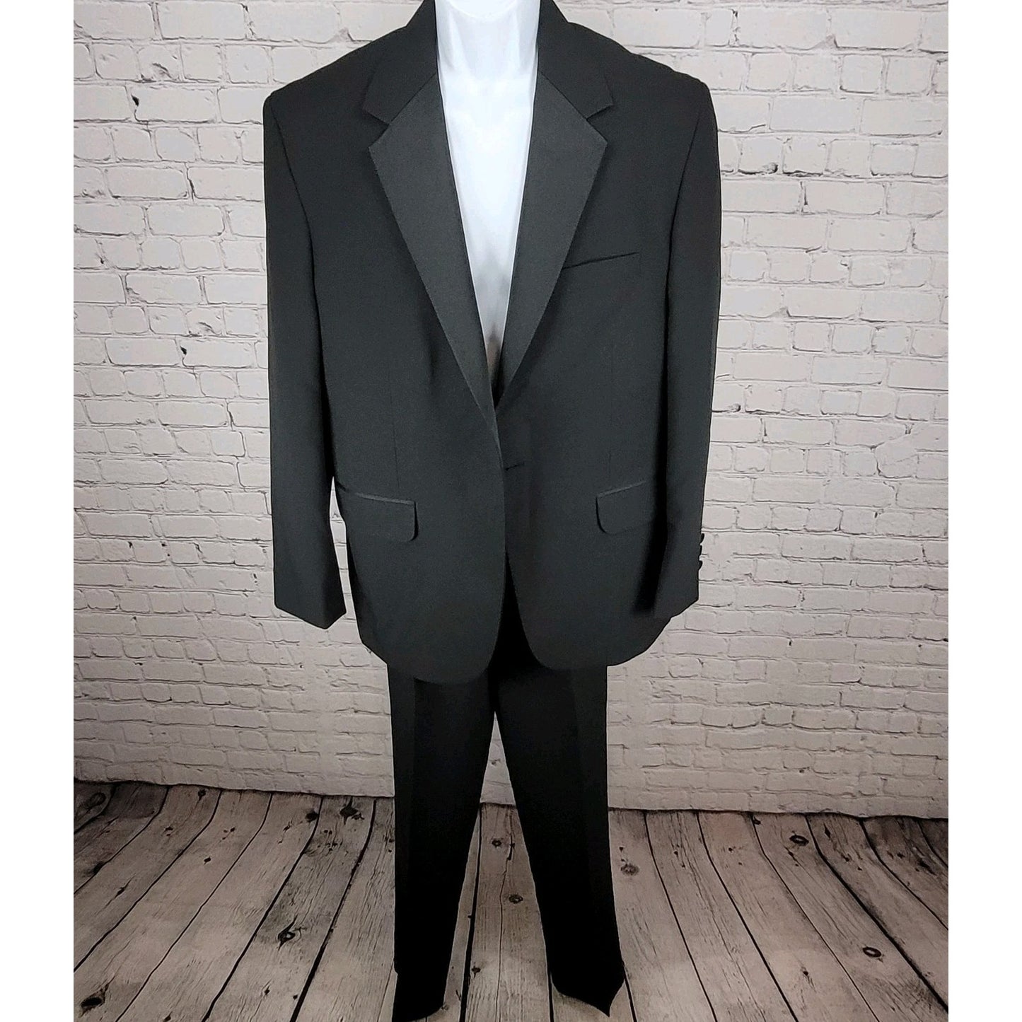 Formalwear Southeastern Black Tuxedo Suit Set Jacket Size 40R Pants 34R (32x33)
