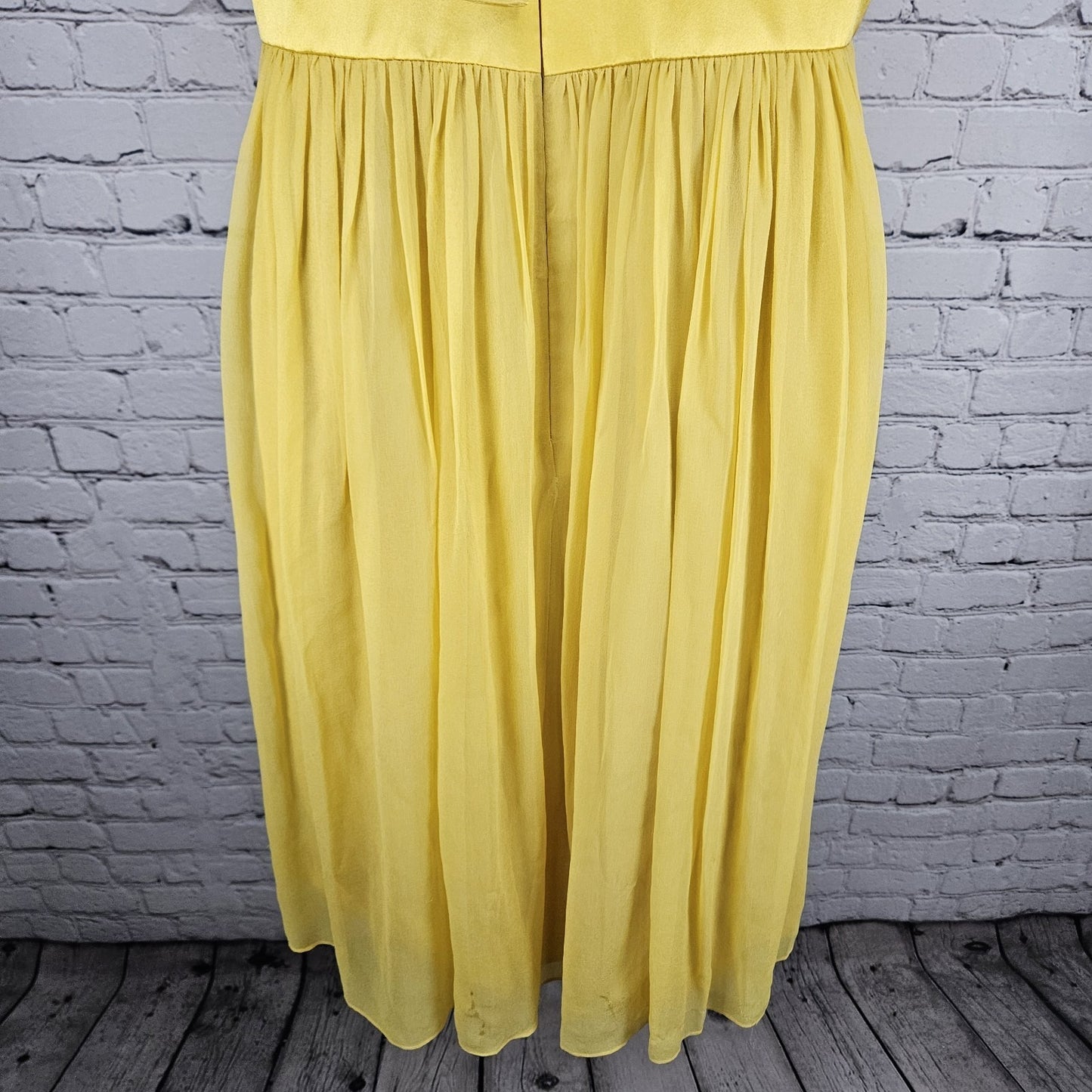 Donna Morgan Yellow 100% Silk Chiffon Gold Chain Halter Tie Knee Length Dress 10