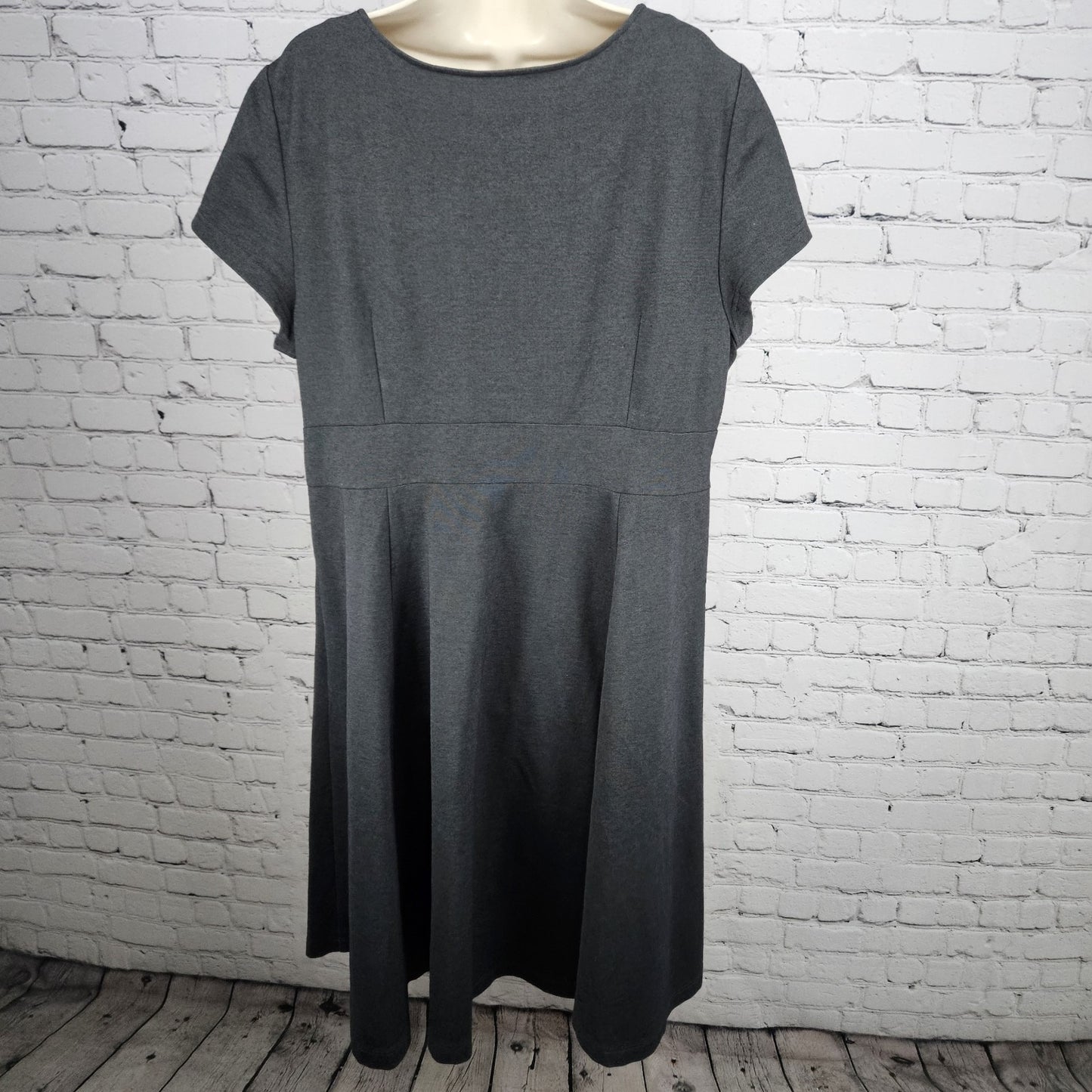 Boden Grey Short Sleeve Pleated Neckline Unlined Stretch A-Line Midi Dress 18L