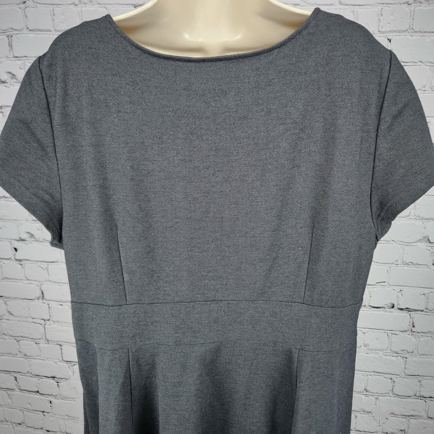 Boden Grey Short Sleeve Pleated Neckline Unlined Stretch A-Line Midi Dress 18L