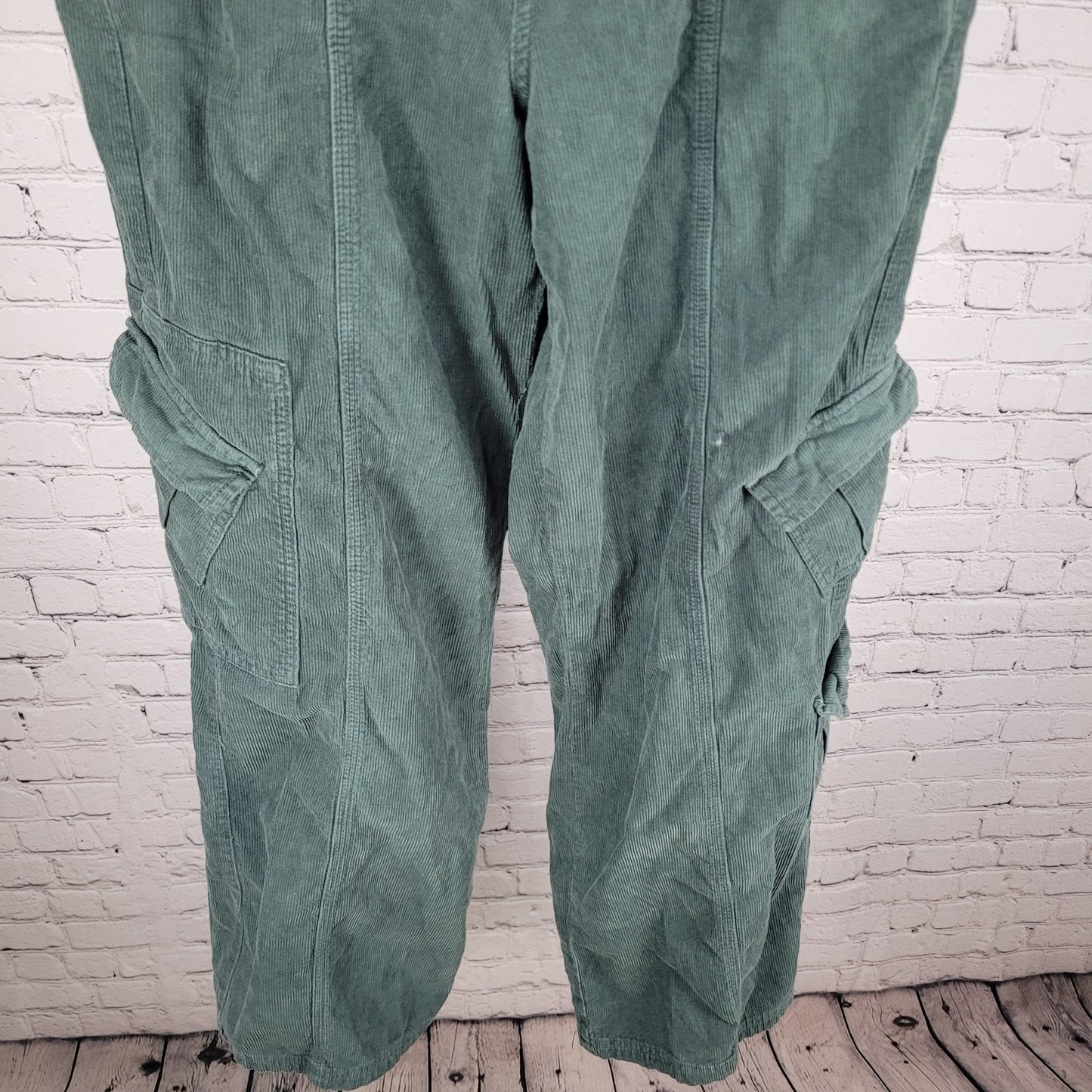 BDG Urban Outfitters Green Corduroy Y2K Cargo Relaxed Pants Size Large L (29x32)