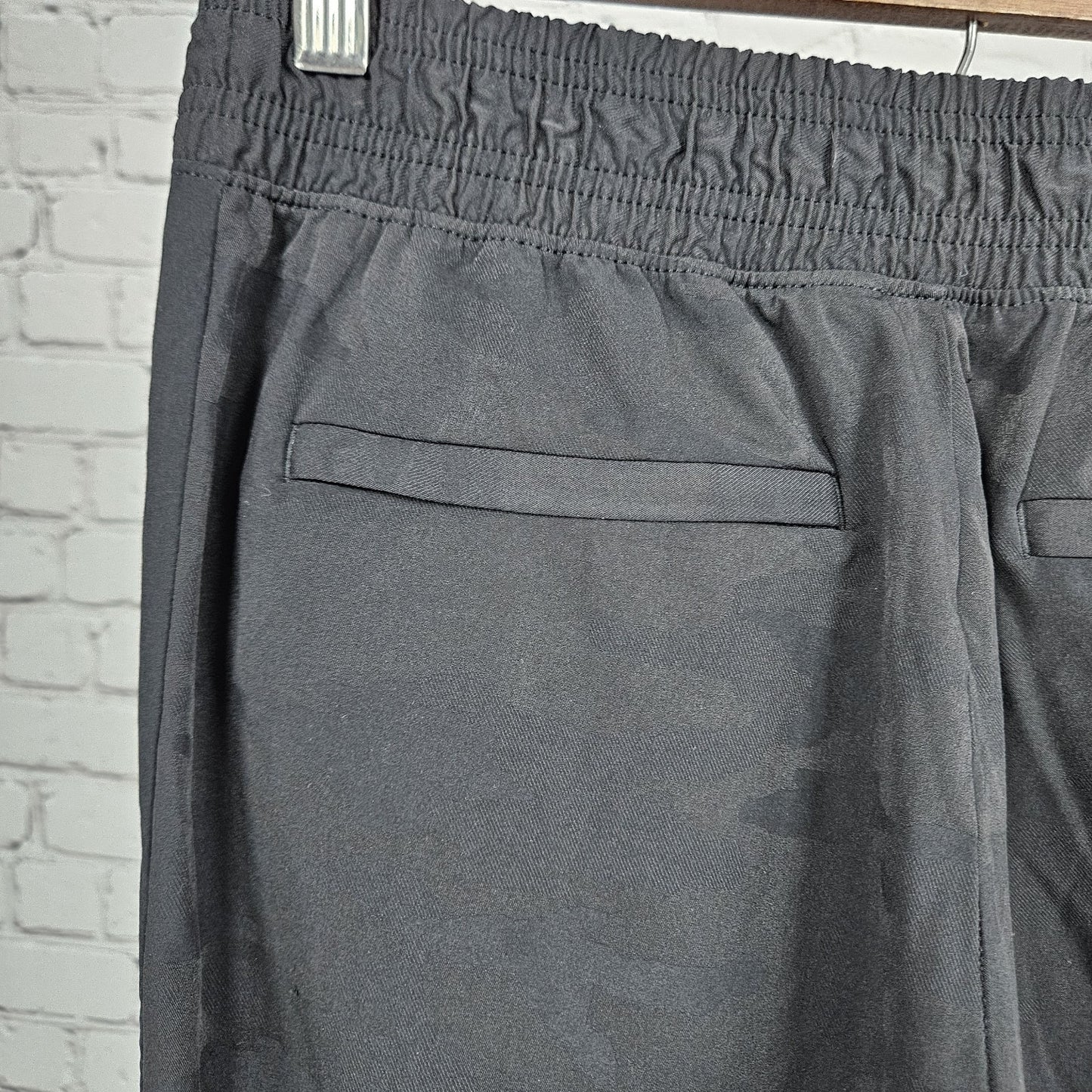 Athleta Black Brooklyn Camo Jogger Zip Pockets Mid Rise Stretch Pants 6 (28x28)