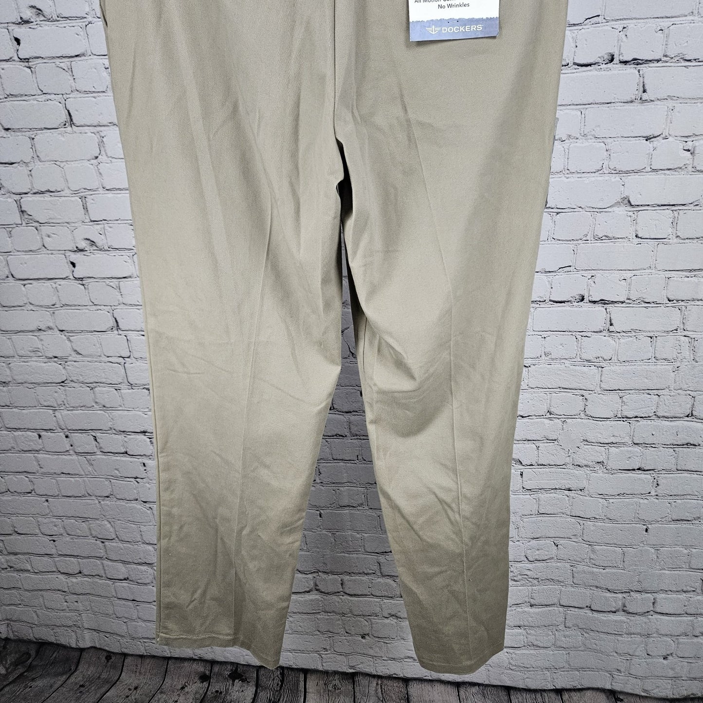 NWT Dockers Easy Khaki Classic Fit Motion Comfort Waistband Chino Pants 34x34