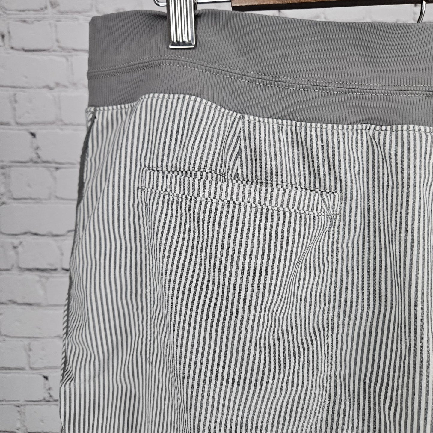 Athleta Grey Brooklyn Textured 16" Skort Striped Stretch Lined Zipped Pocket 16