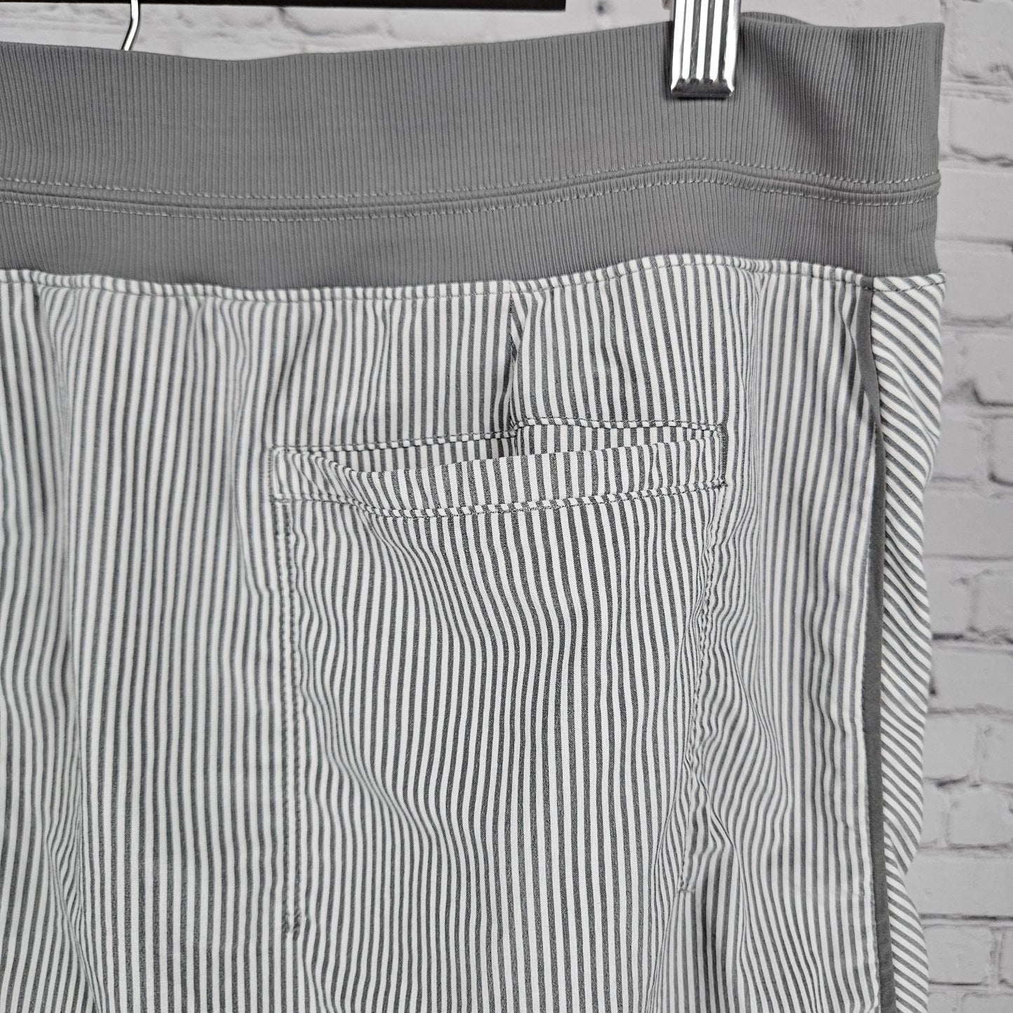 Athleta Grey Brooklyn Textured 16" Skort Striped Stretch Lined Zipped Pocket 16