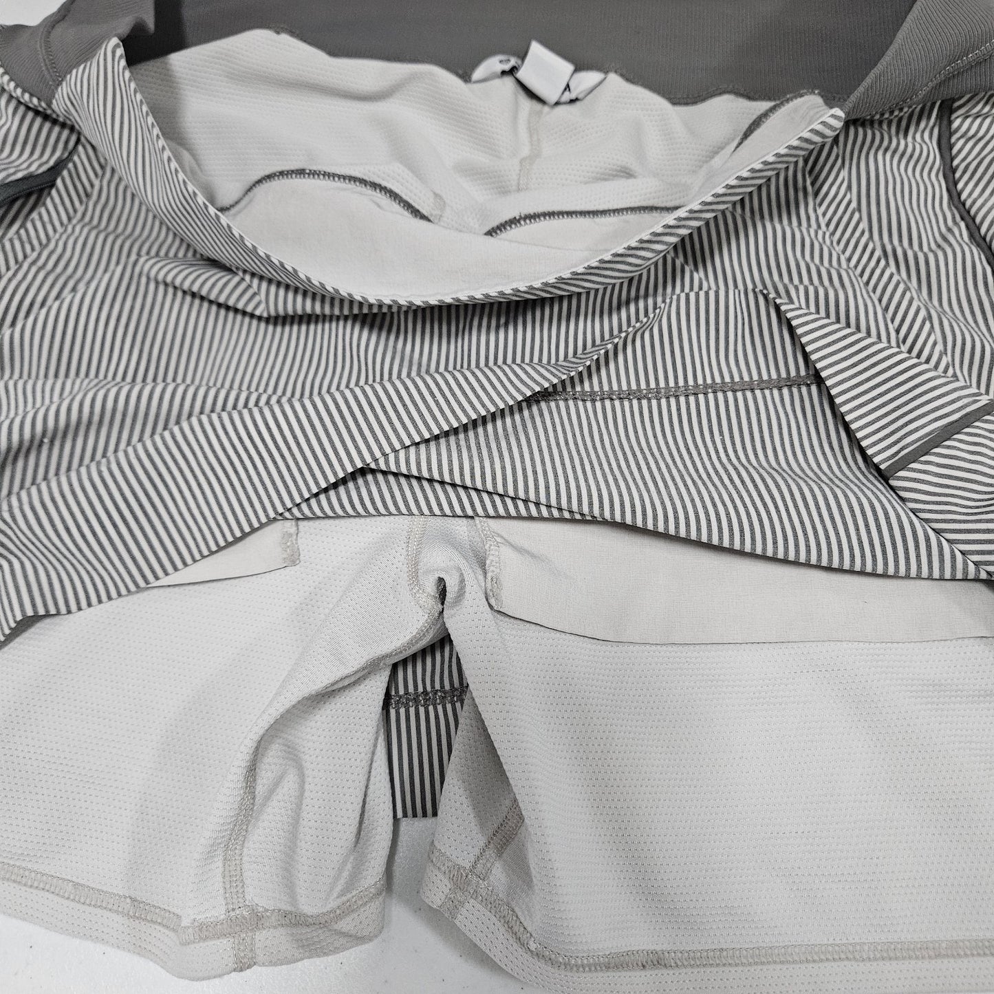 Athleta Grey Brooklyn Textured 16" Skort Striped Stretch Lined Zipped Pocket 16