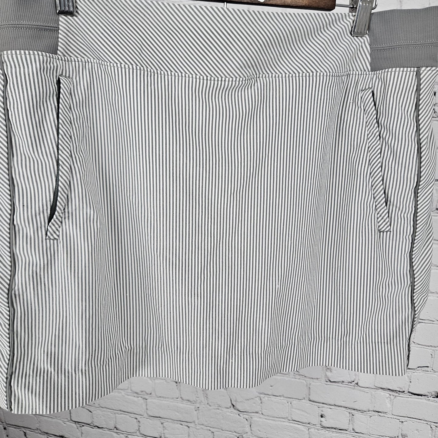 Athleta Grey Brooklyn Textured 16" Skort Striped Stretch Lined Zipped Pocket 16