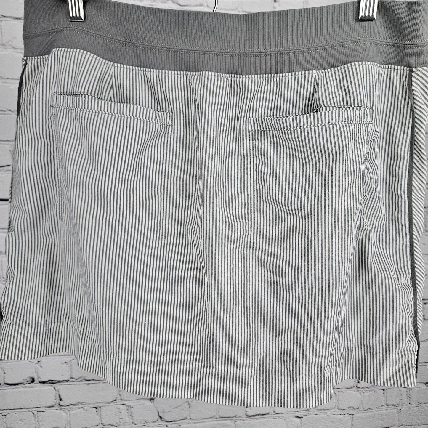 Athleta Grey Brooklyn Textured 16" Skort Striped Stretch Lined Zipped Pocket 16