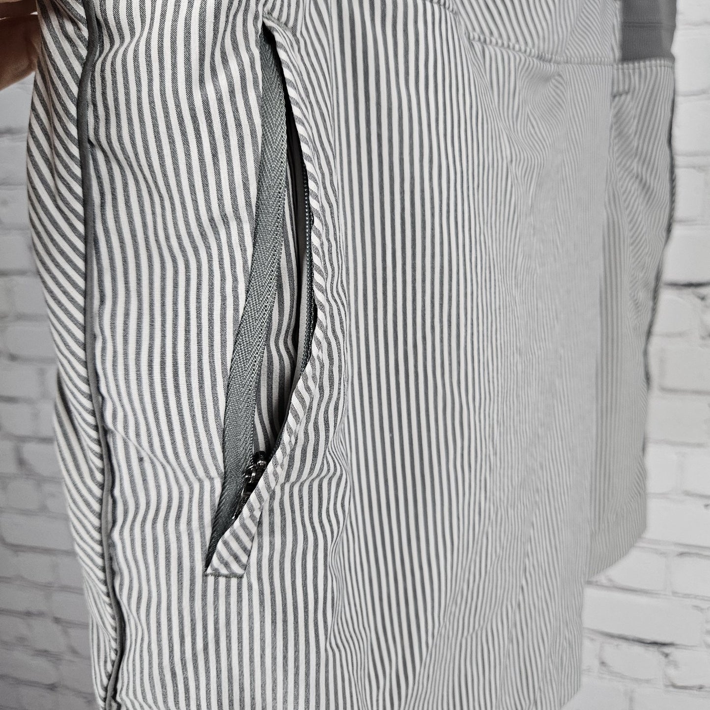 Athleta Grey Brooklyn Textured 16" Skort Striped Stretch Lined Zipped Pocket 16