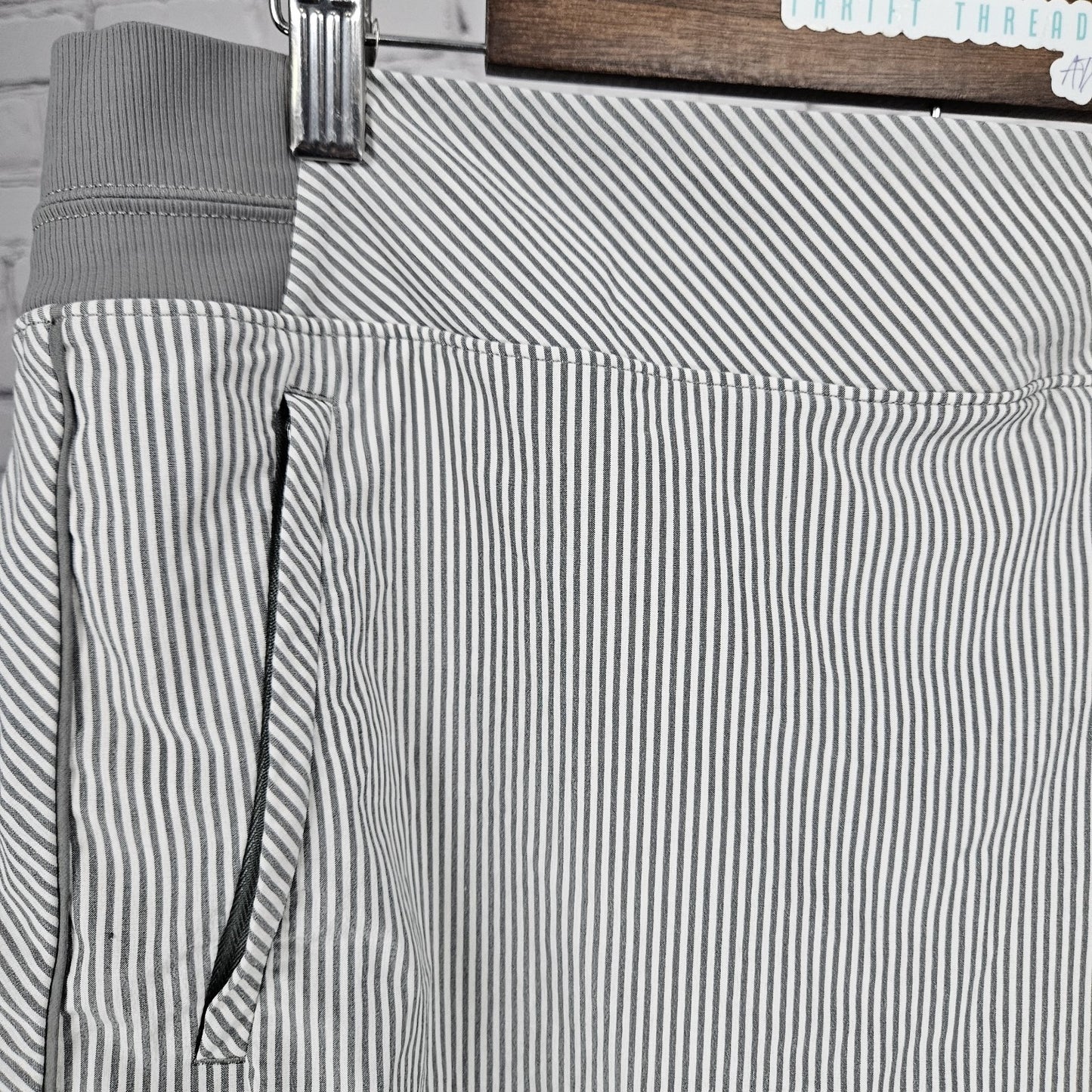 Athleta Grey Brooklyn Textured 16" Skort Striped Stretch Lined Zipped Pocket 16