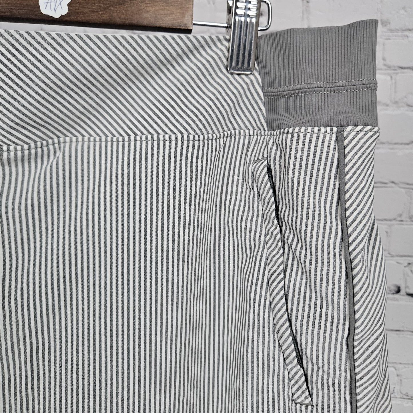 Athleta Grey Brooklyn Textured 16" Skort Striped Stretch Lined Zipped Pocket 16