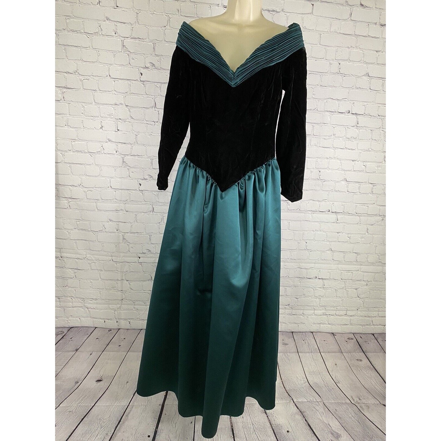 VTG Unbranded Black Velvet Metallic Green Off Shoulder Prom Dress USA 4/XS READ