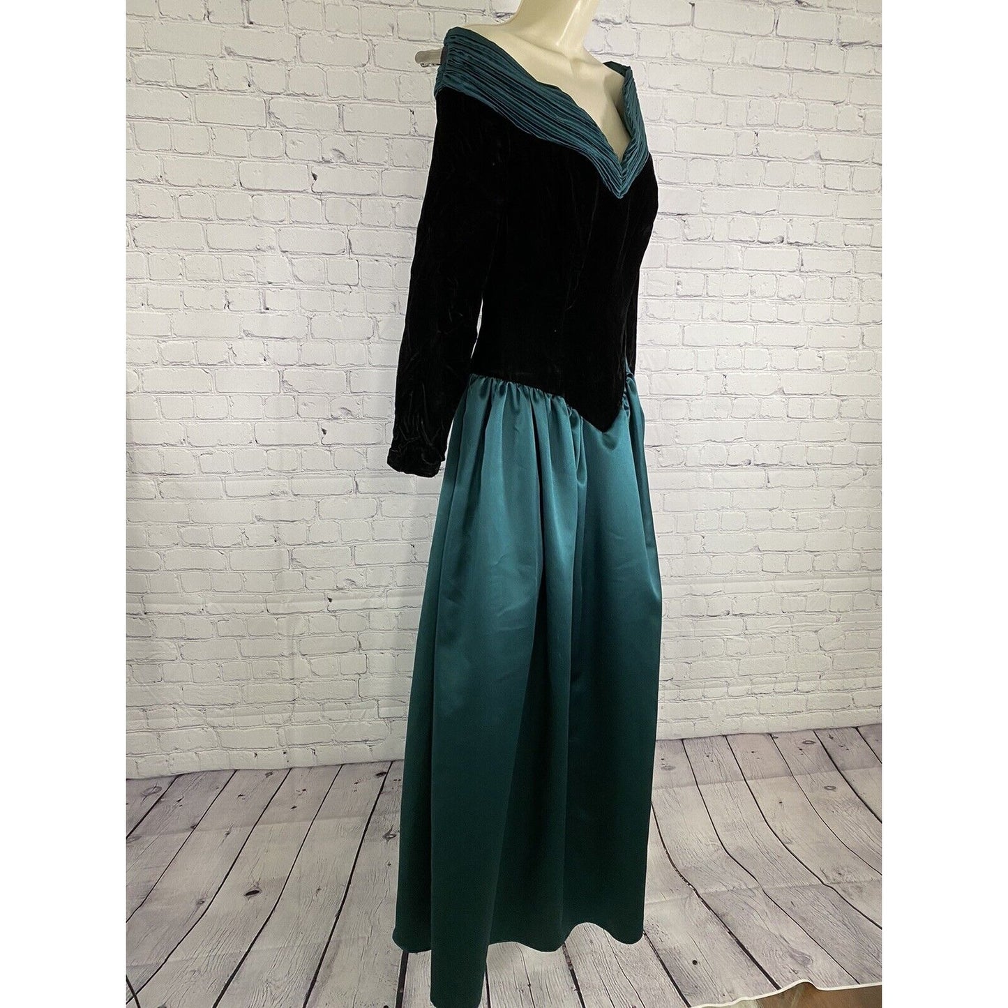 VTG Unbranded Black Velvet Metallic Green Off Shoulder Prom Dress USA 4/XS READ