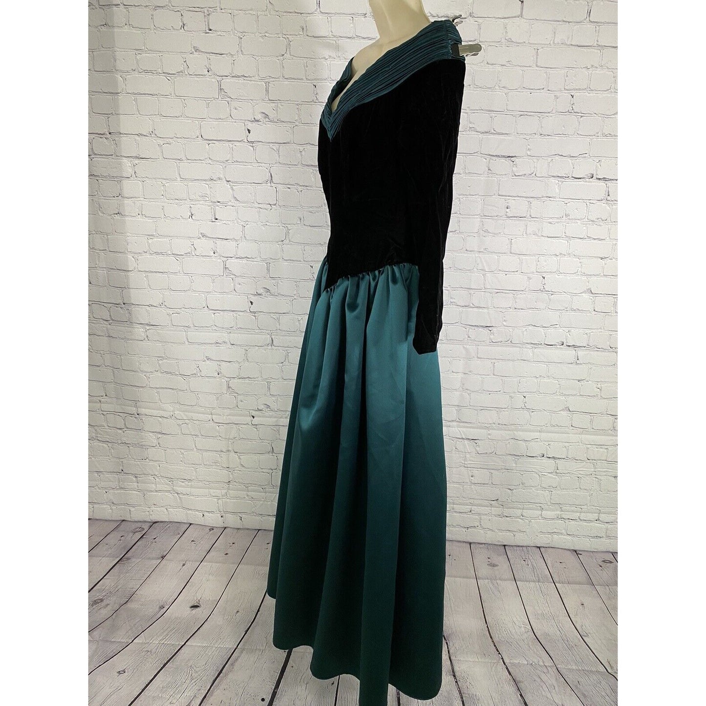 VTG Unbranded Black Velvet Metallic Green Off Shoulder Prom Dress USA 4/XS READ