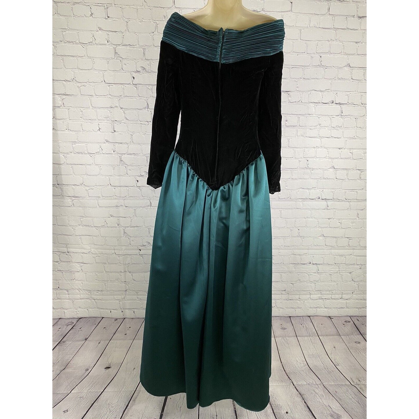 VTG Unbranded Black Velvet Metallic Green Off Shoulder Prom Dress USA 4/XS READ
