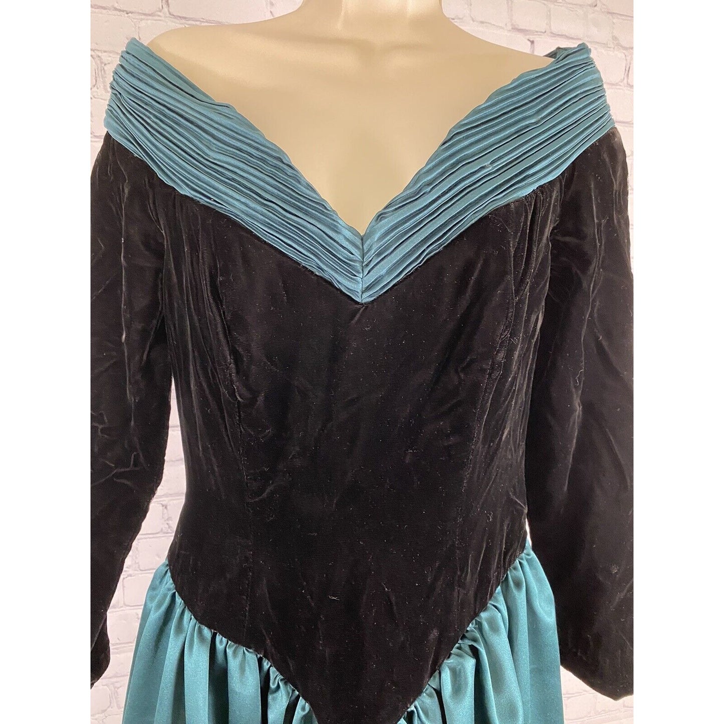 VTG Unbranded Black Velvet Metallic Green Off Shoulder Prom Dress USA 4/XS READ