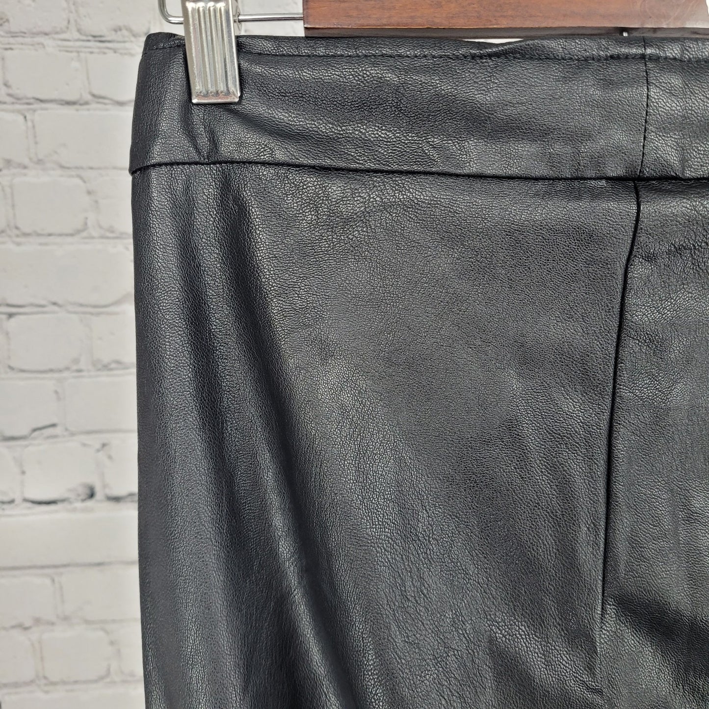 Avenue Montaigne Black Leo Faux Leather Stretch Crop Pants USA Size 2 (27x25)