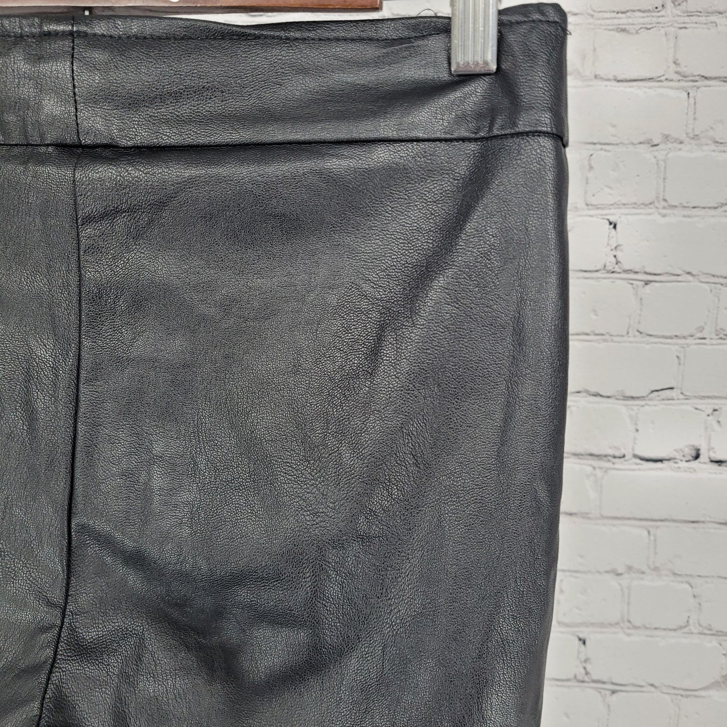 Avenue Montaigne Black Leo Faux Leather Stretch Crop Pants USA Size 2 (27x25)
