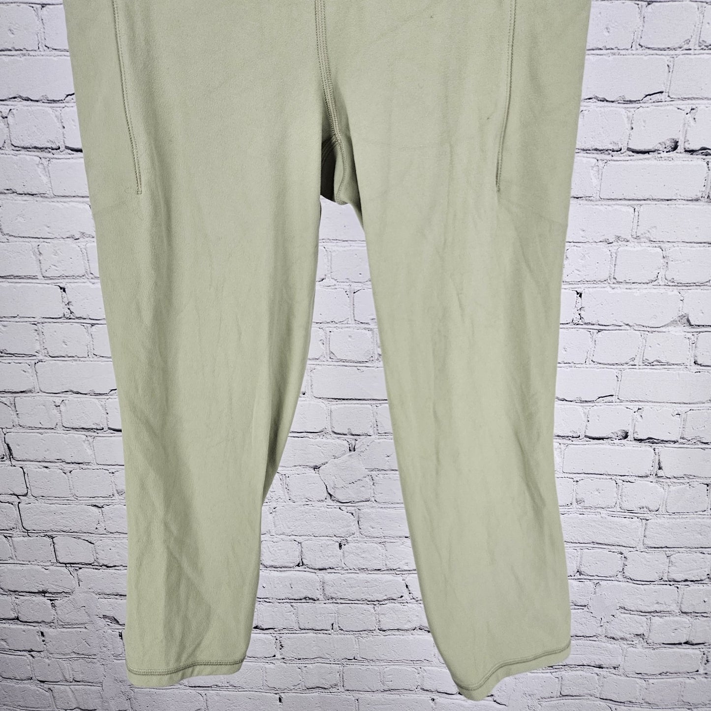 Athleta Green Salutation Stash Pocket II Capri Workout Pants Small S (24x19)