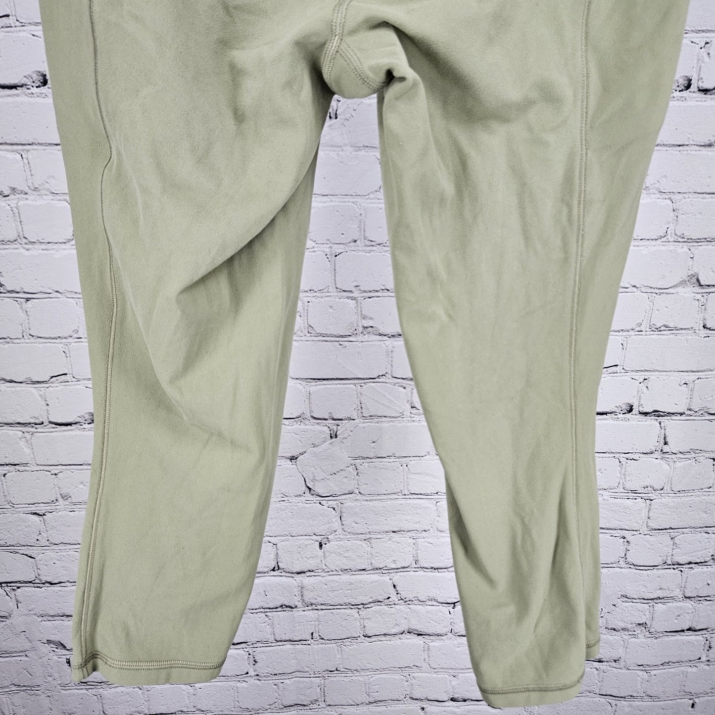 Athleta Green Salutation Stash Pocket II Capri Workout Pants Small S (24x19)