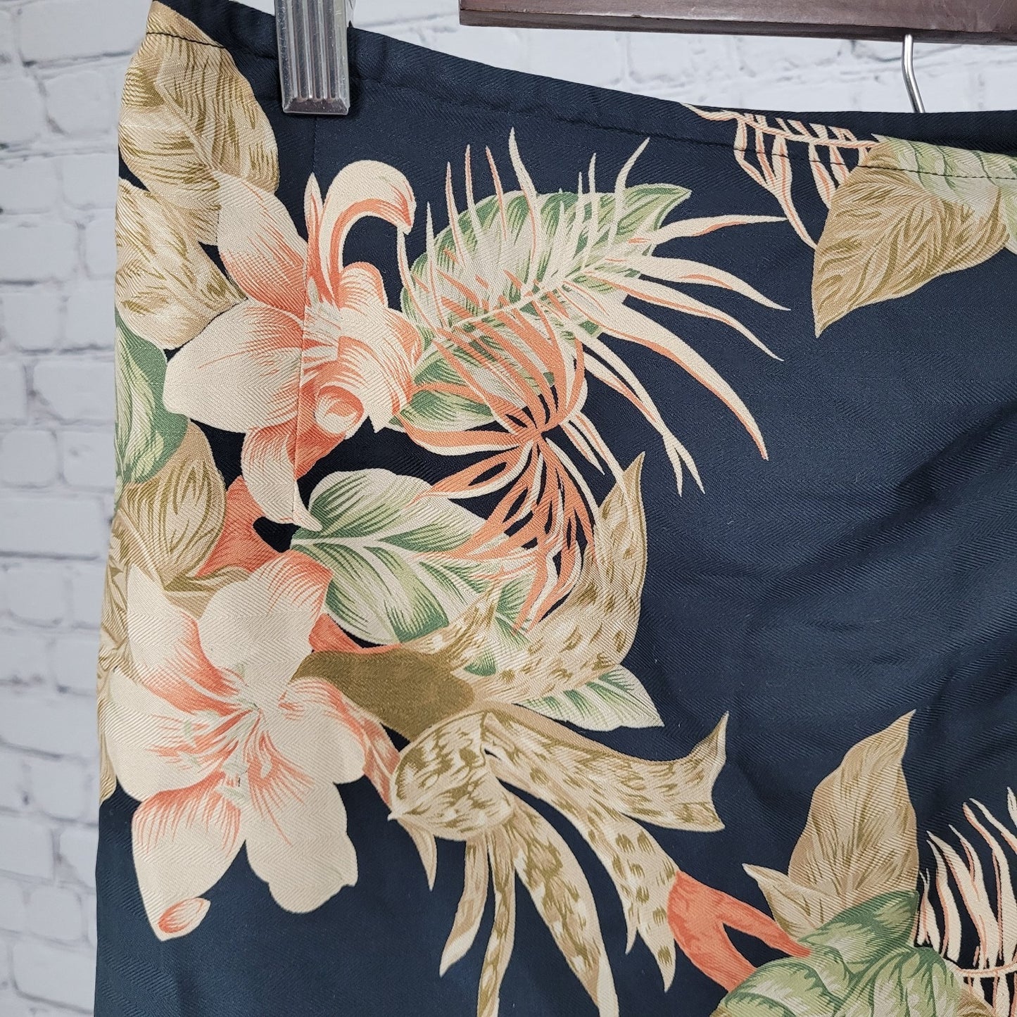 Tommy Bahama Navy 100% Silk Tropical Floral Wrap Skirt Size Small S (27x17.5)