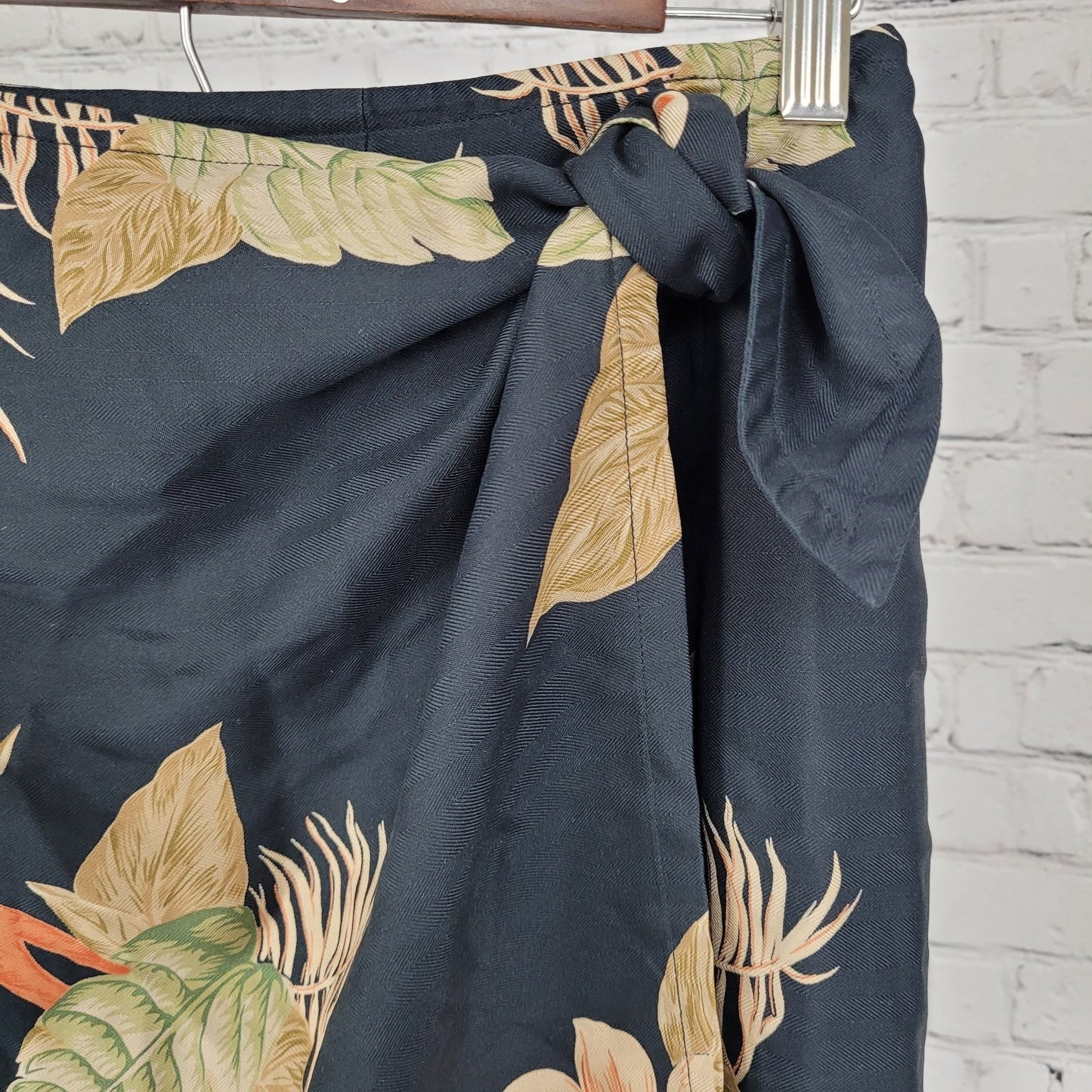 Tommy Bahama Navy 100% Silk Tropical Floral Wrap Skirt Size Small S (27x17.5)