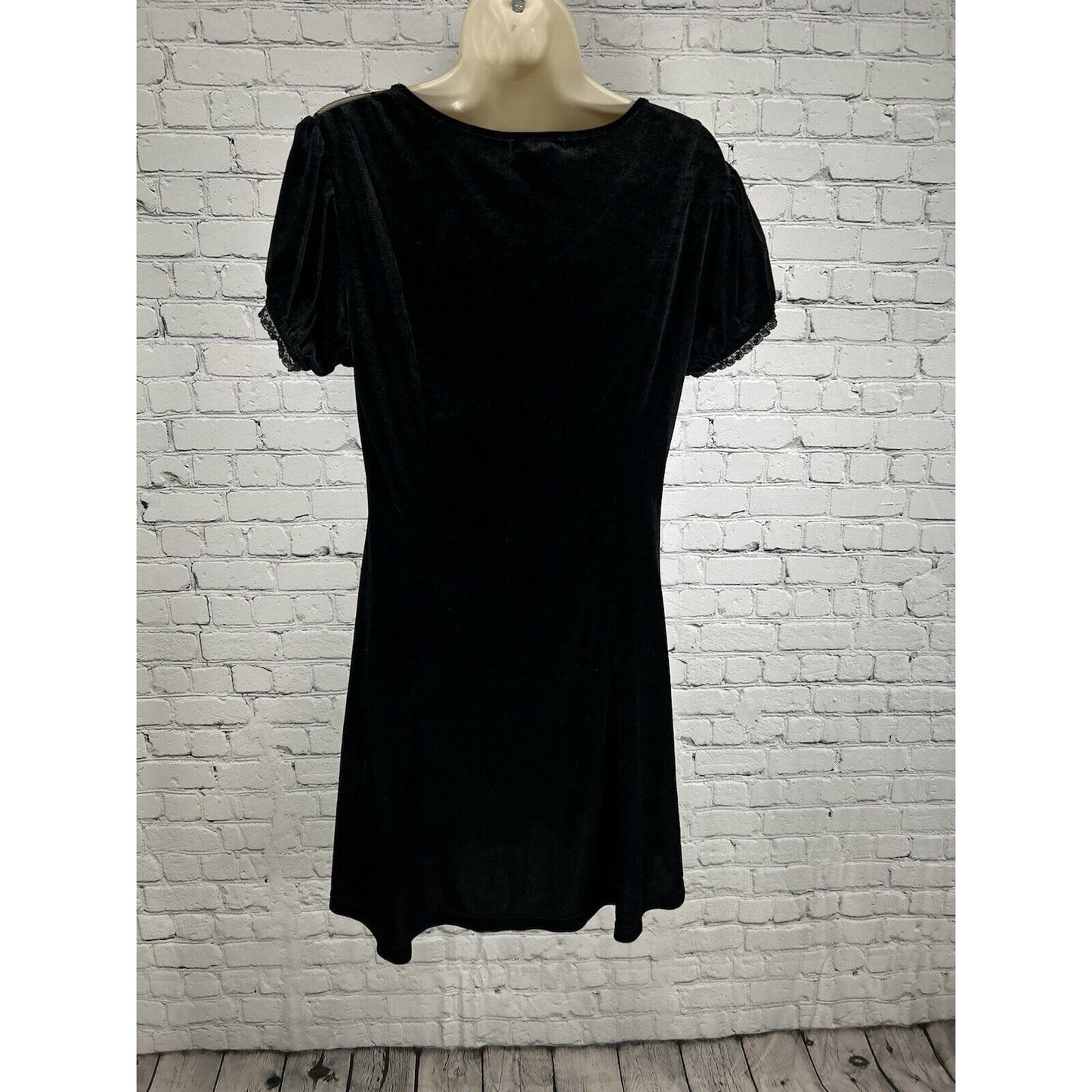 Hot Topic Black Velvet Swiss Dot Yoke Flare Gothic Dress Y2K Women’s M