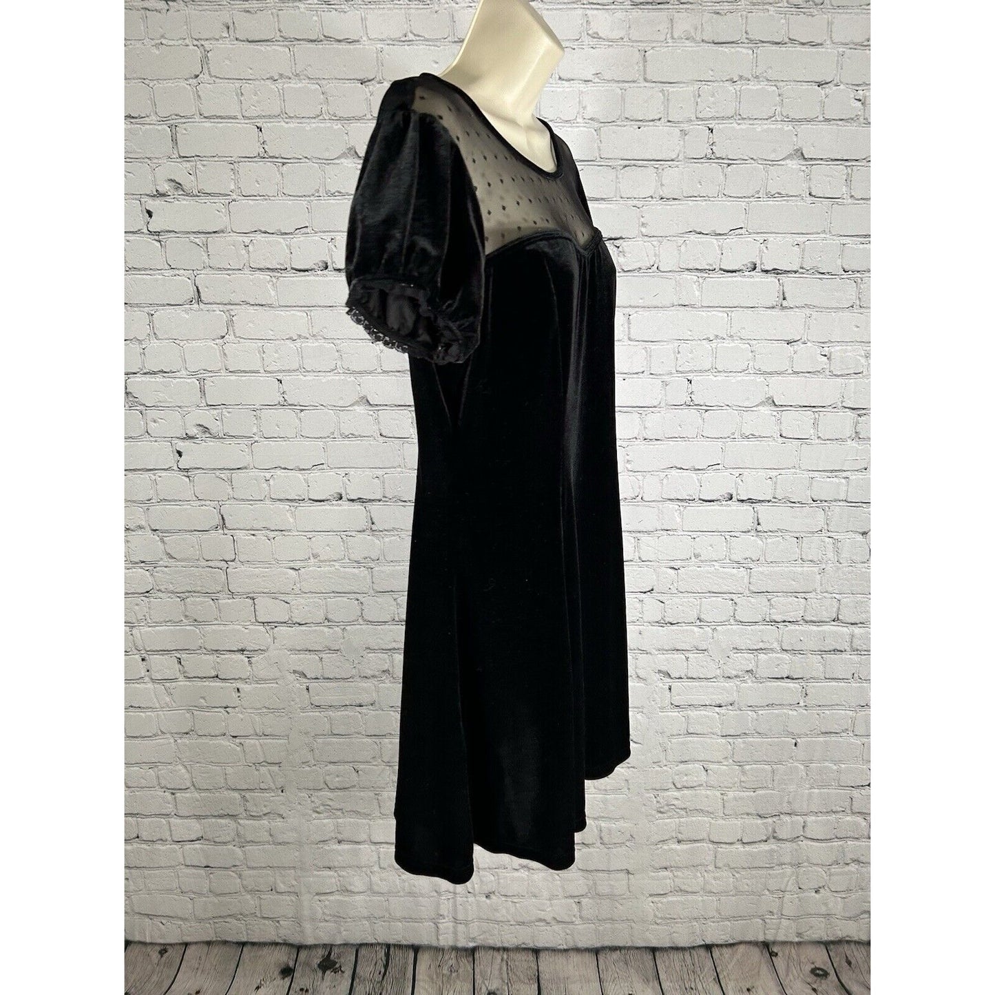 Hot Topic Black Velvet Swiss Dot Yoke Flare Gothic Dress Y2K Women’s M