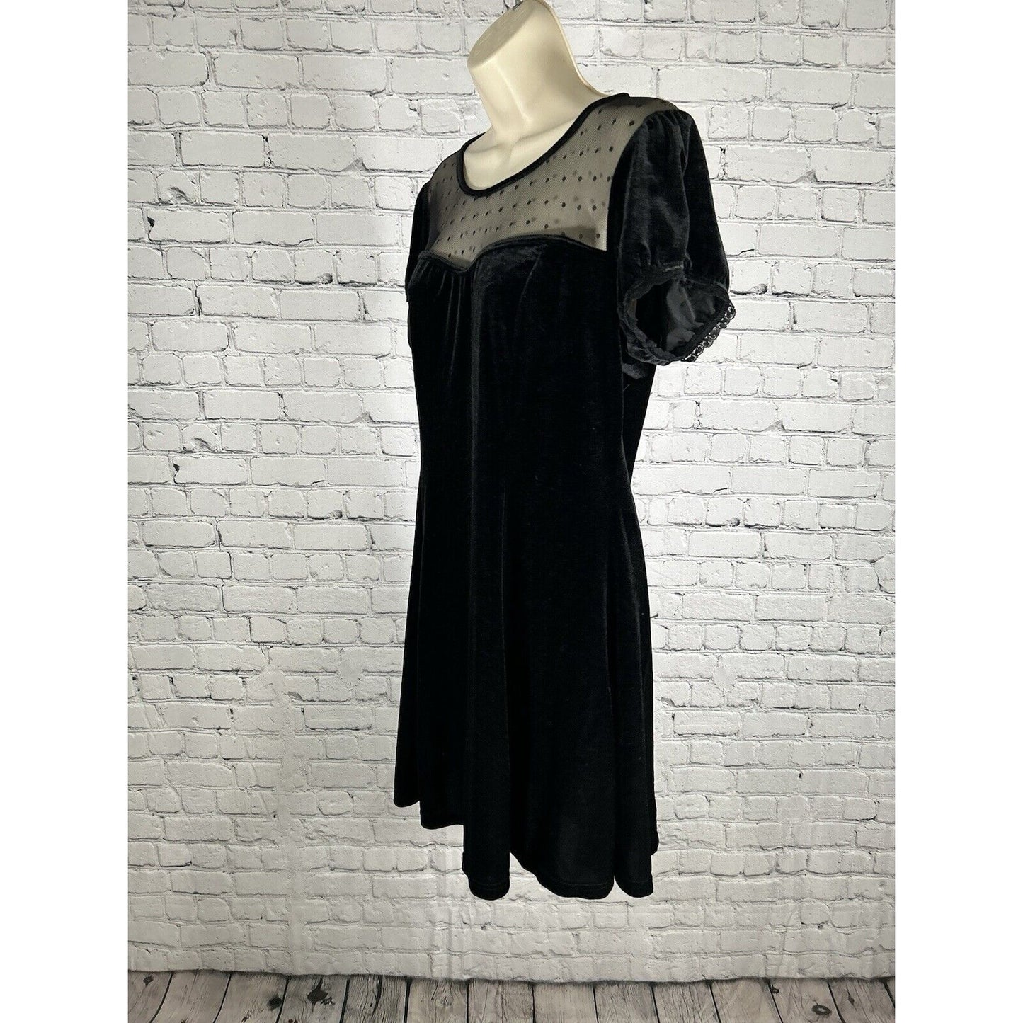 Hot Topic Black Velvet Swiss Dot Yoke Flare Gothic Dress Y2K Women’s M