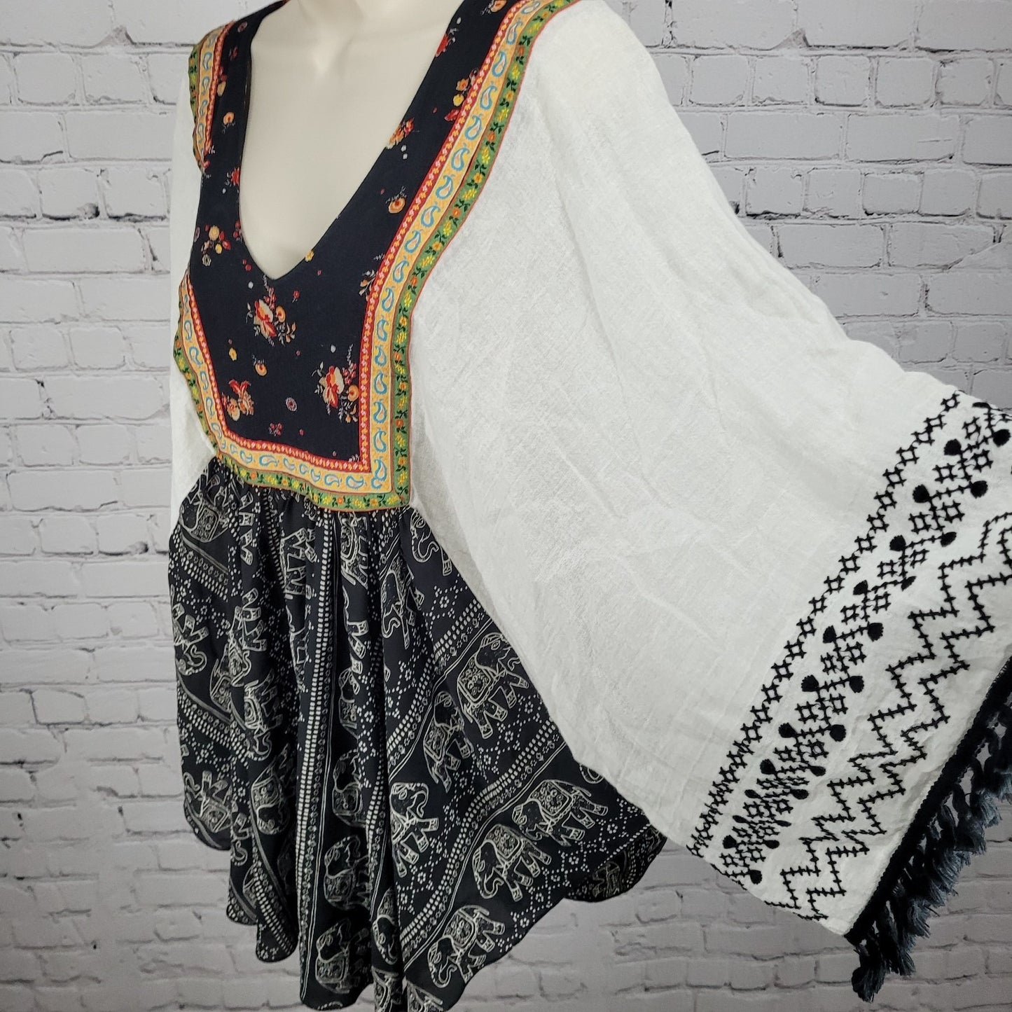 Ivy Jane Black White Linen Blend Elephant Floral Boho Blouse Tunic Top USA M/L