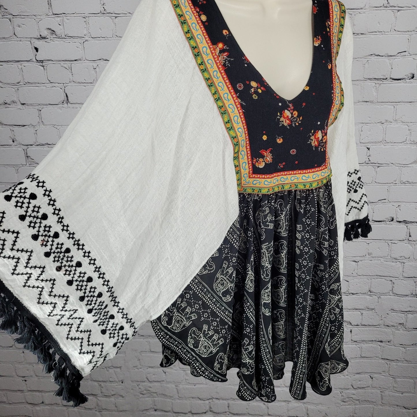 Ivy Jane Black White Linen Blend Elephant Floral Boho Blouse Tunic Top USA M/L