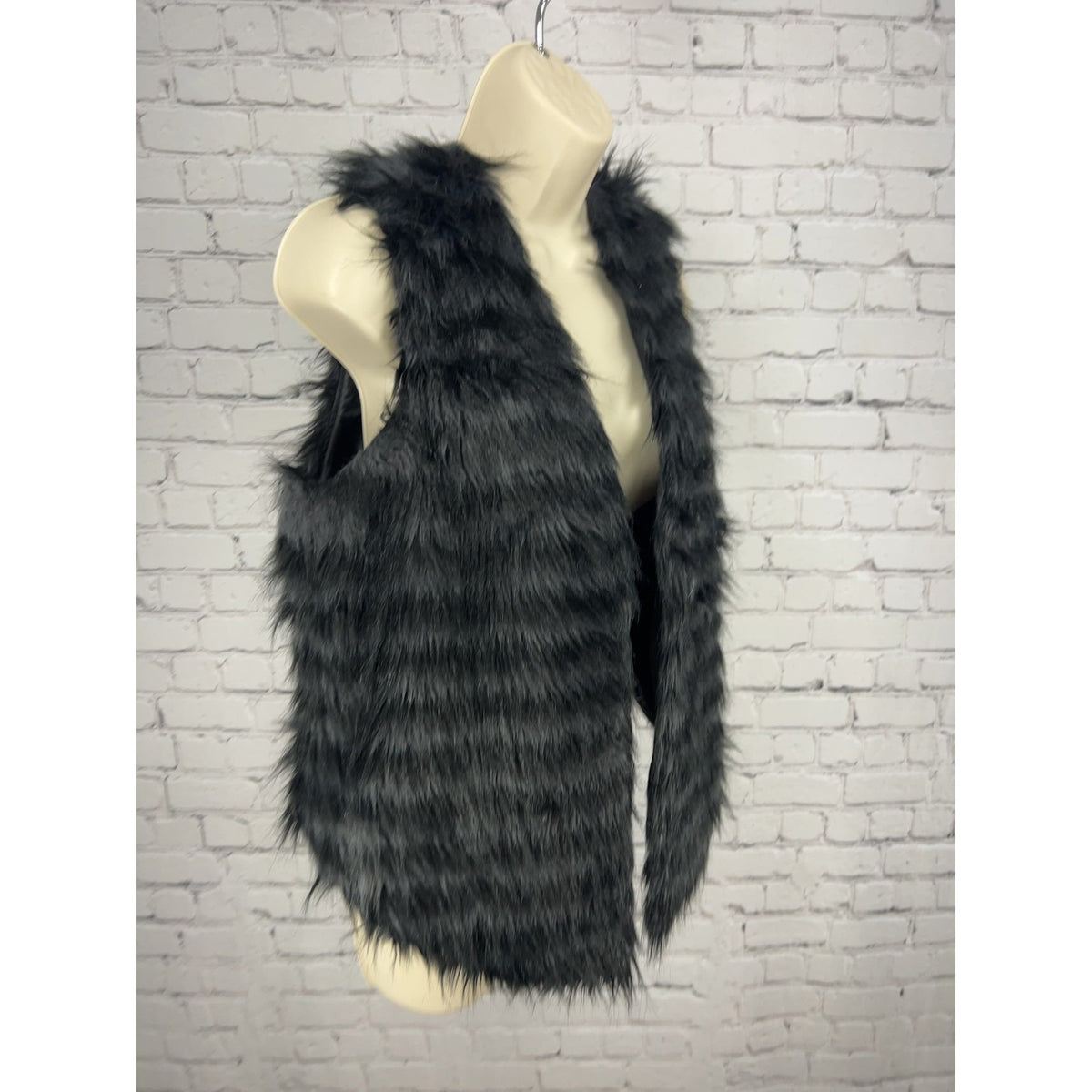 Ariat Black Shaggy Faux Fur Lined Hook and Eye Western Rodeo Vest Women's M
