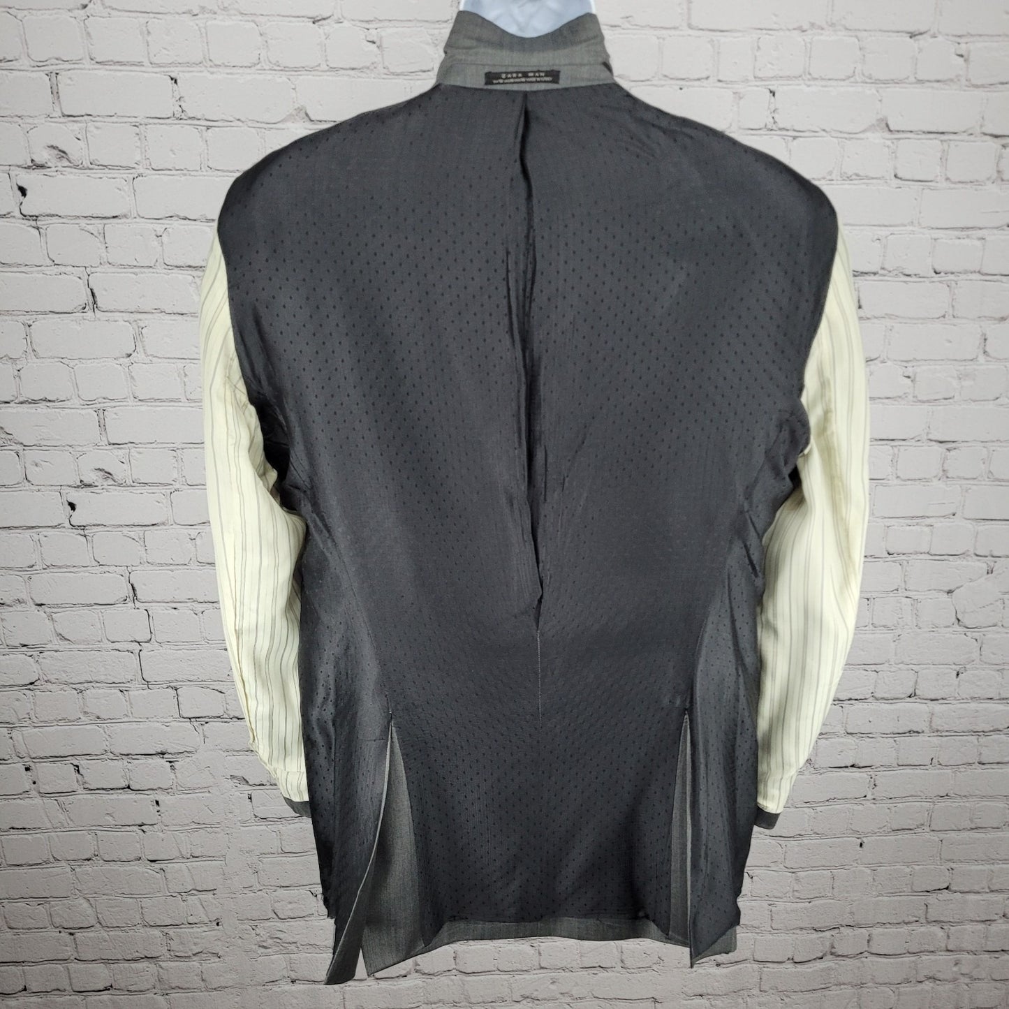 Zara Man Grey Herringbone 2 Button Vented Notch Blazer Sport Coat Size 46