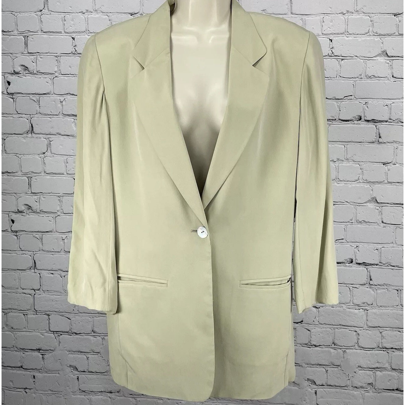 Liz Claiborne Beige Silk Oyster Shell Button Lightweight Unlined Blazer Size 4