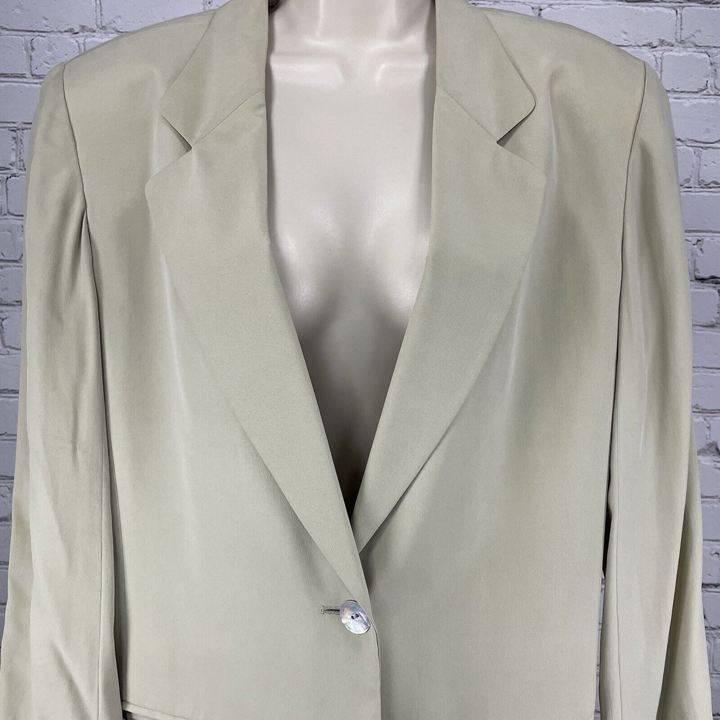 Liz Claiborne Beige Silk Oyster Shell Button Lightweight Unlined Blazer Size 4