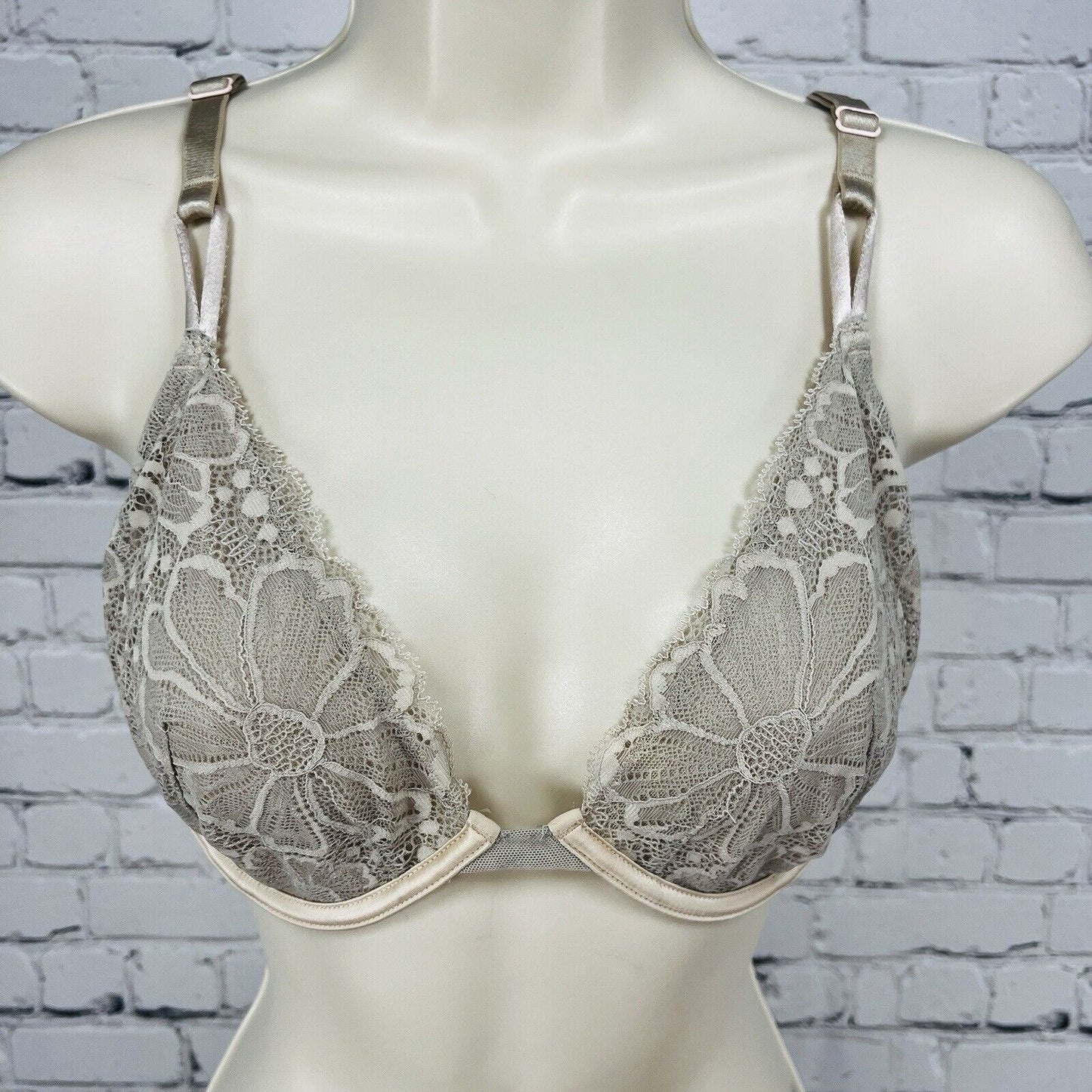 Victoria’s Secret Nude Lace Unlined Demi Underwire Unpadded Multiway Strap 32DDD