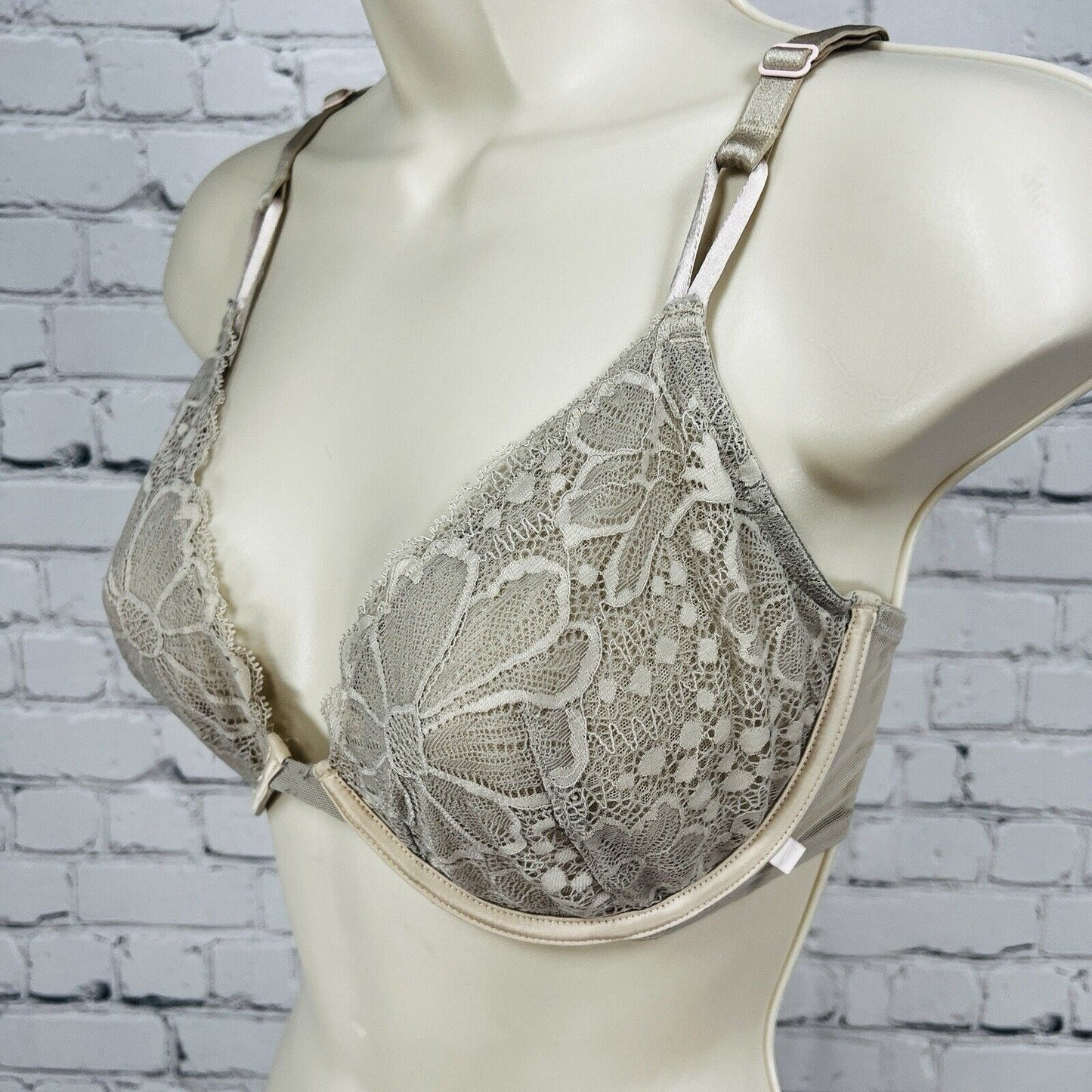Victoria’s Secret Nude Lace Unlined Demi Underwire Unpadded Multiway Strap 32DDD