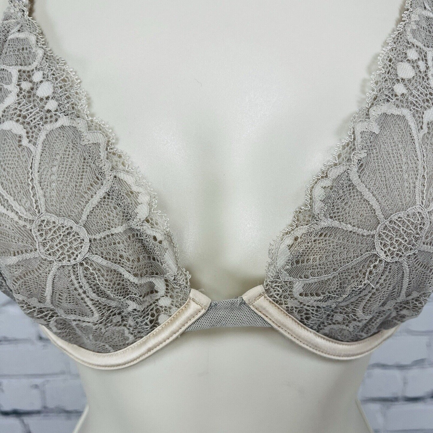 Victoria’s Secret Nude Lace Unlined Demi Underwire Unpadded Multiway Strap 32DDD