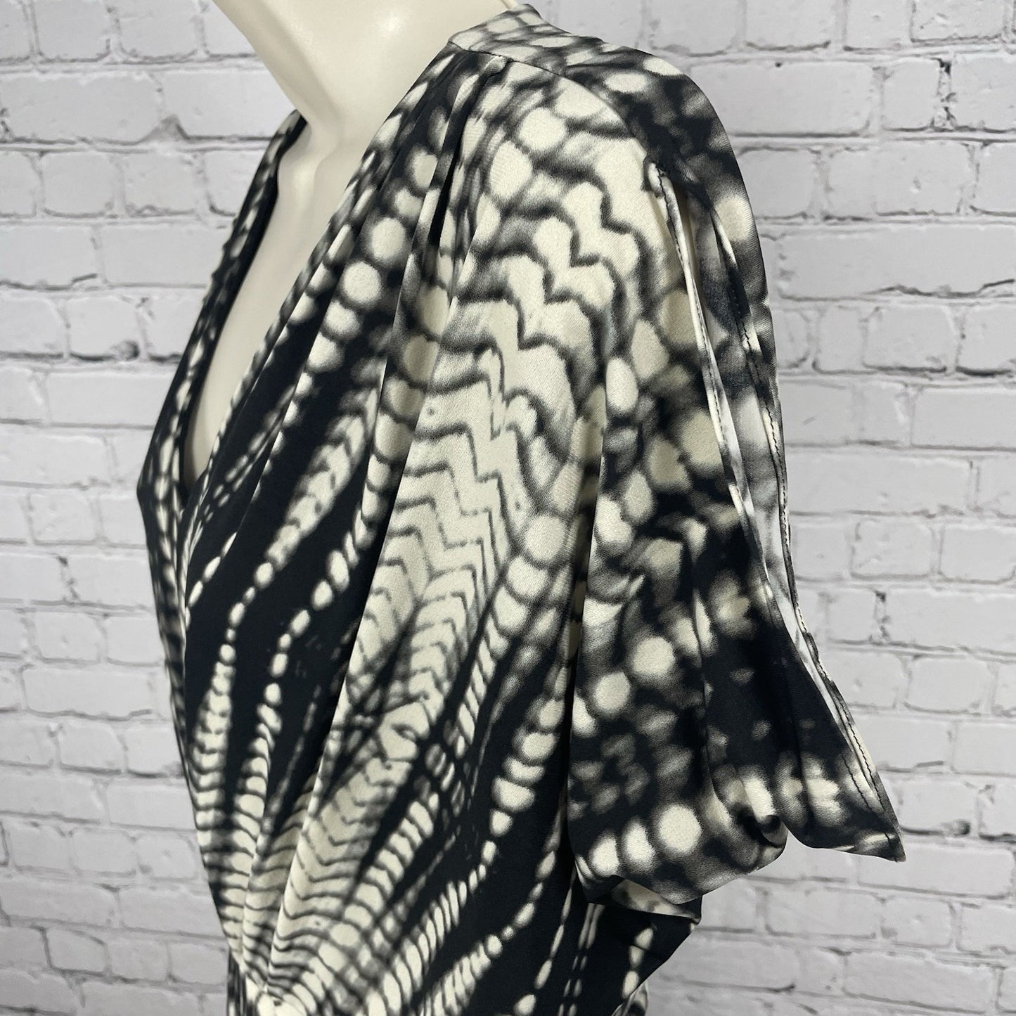 Chico’s Black & Ivory Printed Pleated Slit Sleeve Blouson Dress Size 0.5 US 6
