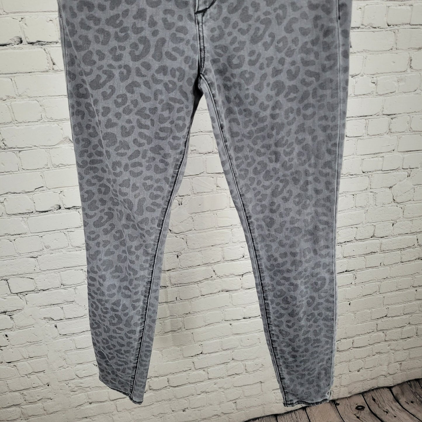 Johnny Was Grey Denim Leopard Mid Rise Skinny Stretch Jeans Size 26 (26x29)