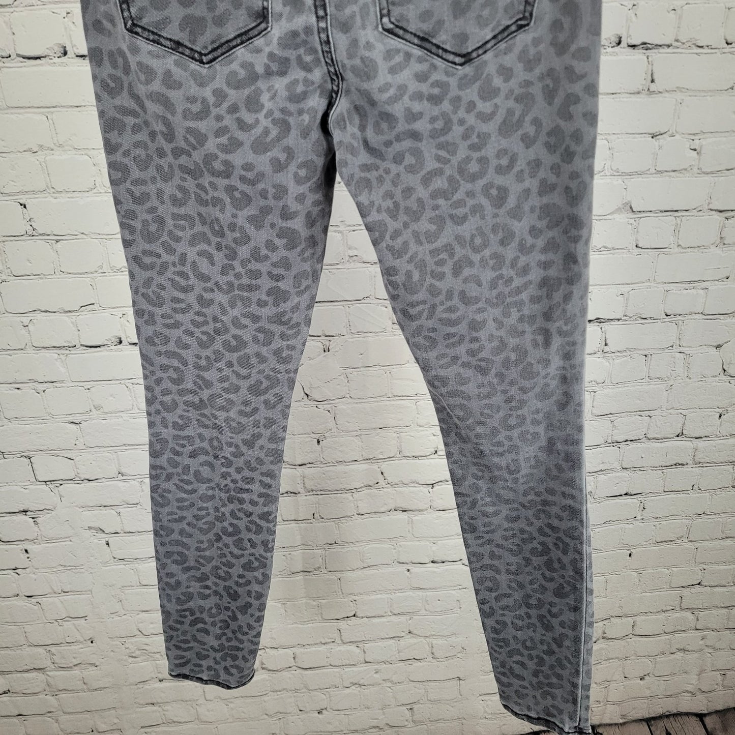 Johnny Was Grey Denim Leopard Mid Rise Skinny Stretch Jeans Size 26 (26x29)