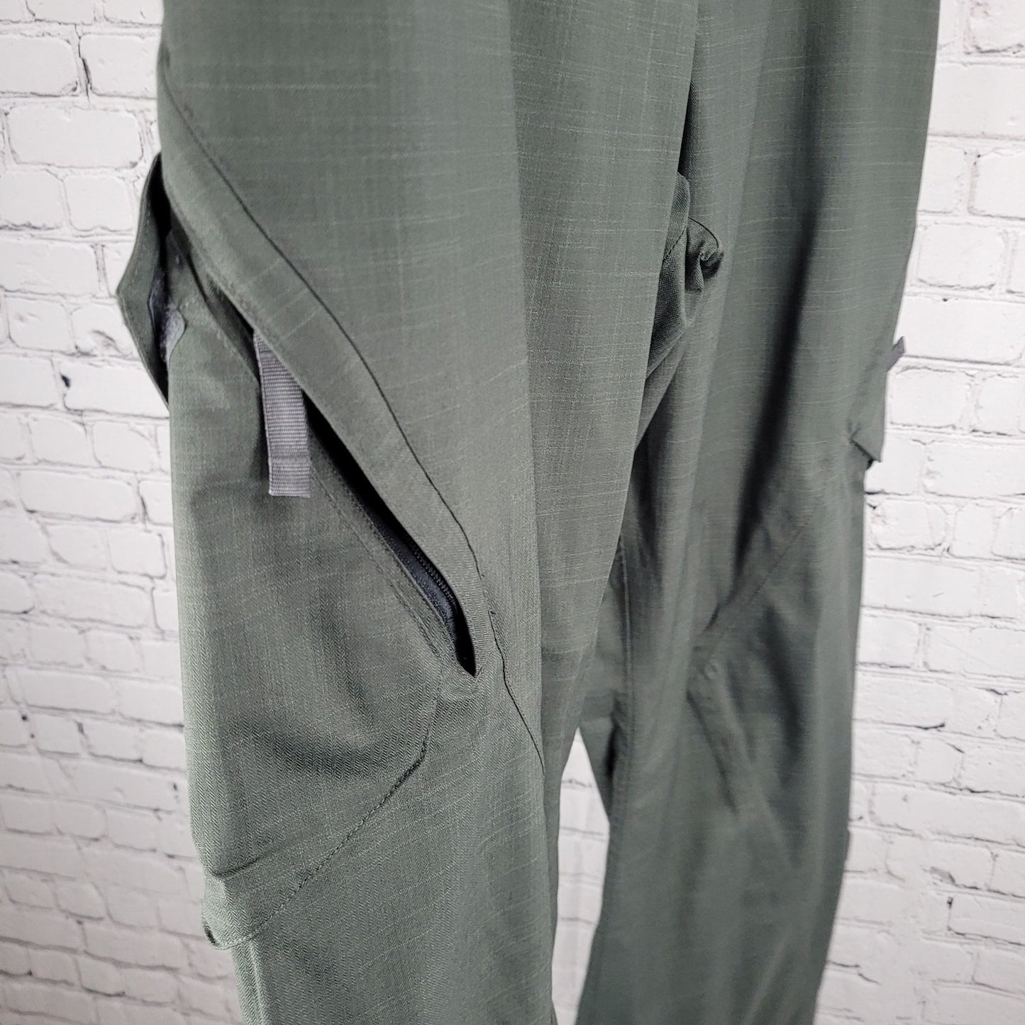 Burton Grey DryRide Adjustable Waist Ski Snowboard Pants Size Medium M (33x31)