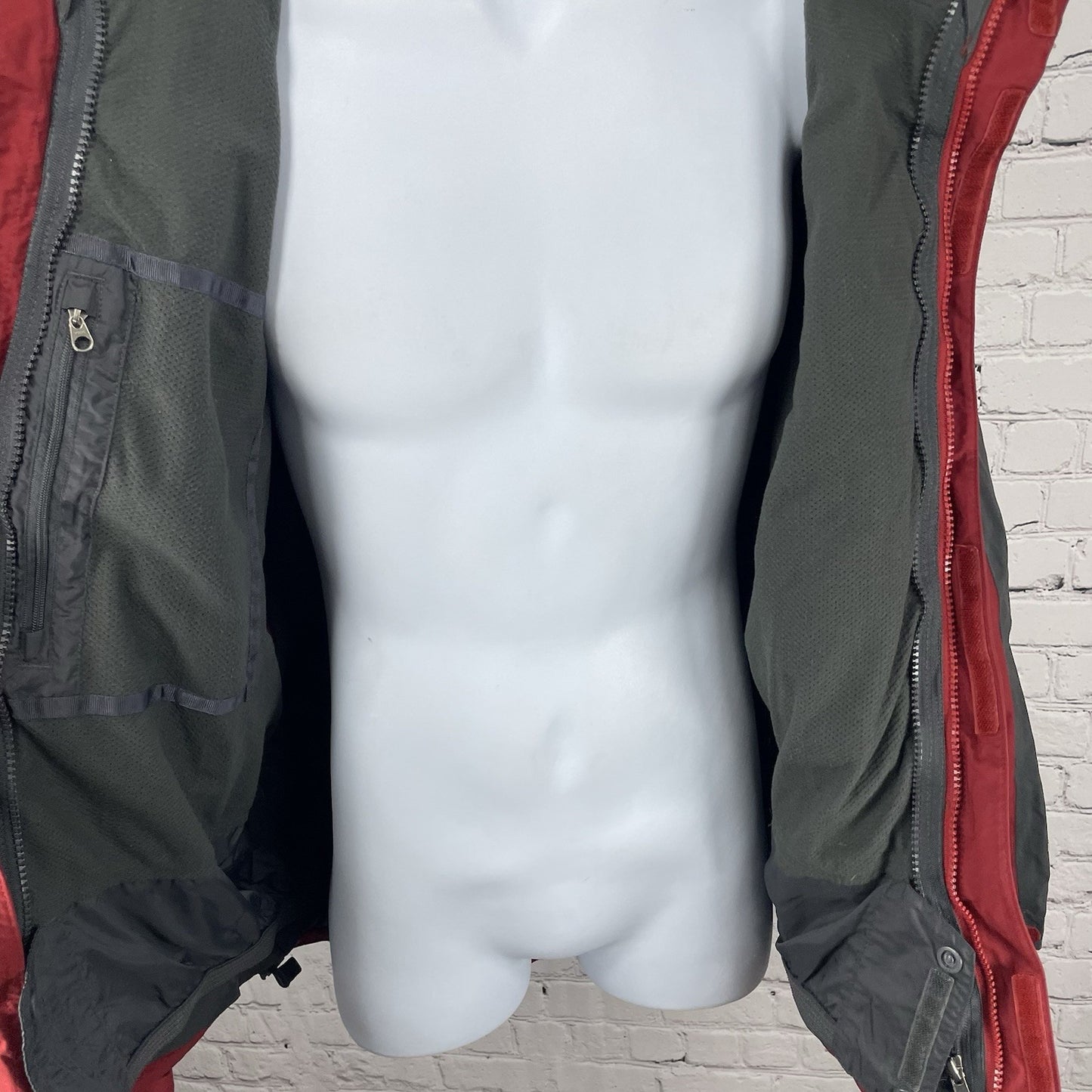 The North Face Red & Grey HyVent Zipped Pockets Lined Jacket Size Medium M