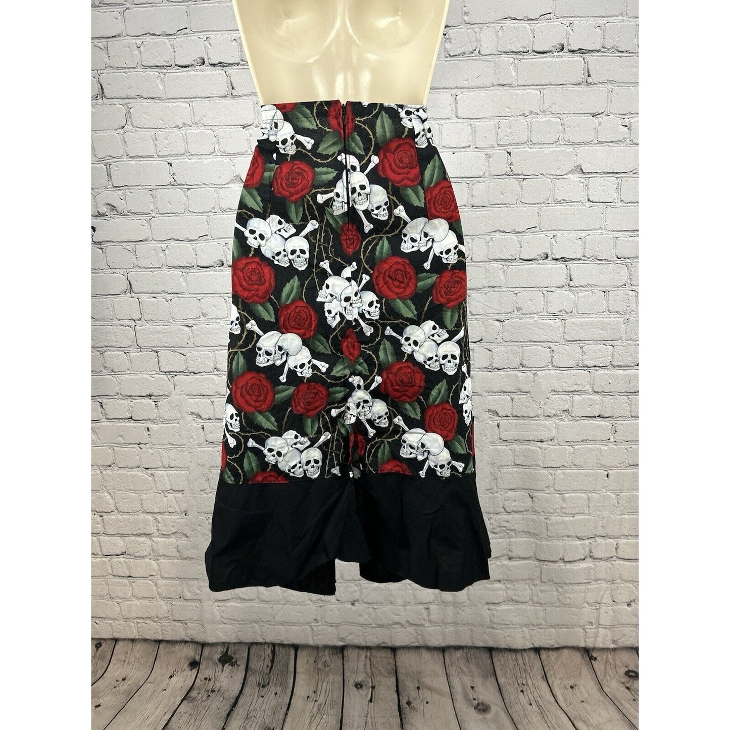 NWT C-Unique Black White Red Skull Rose Back Zip Unlined Skirt Women’s Size 20