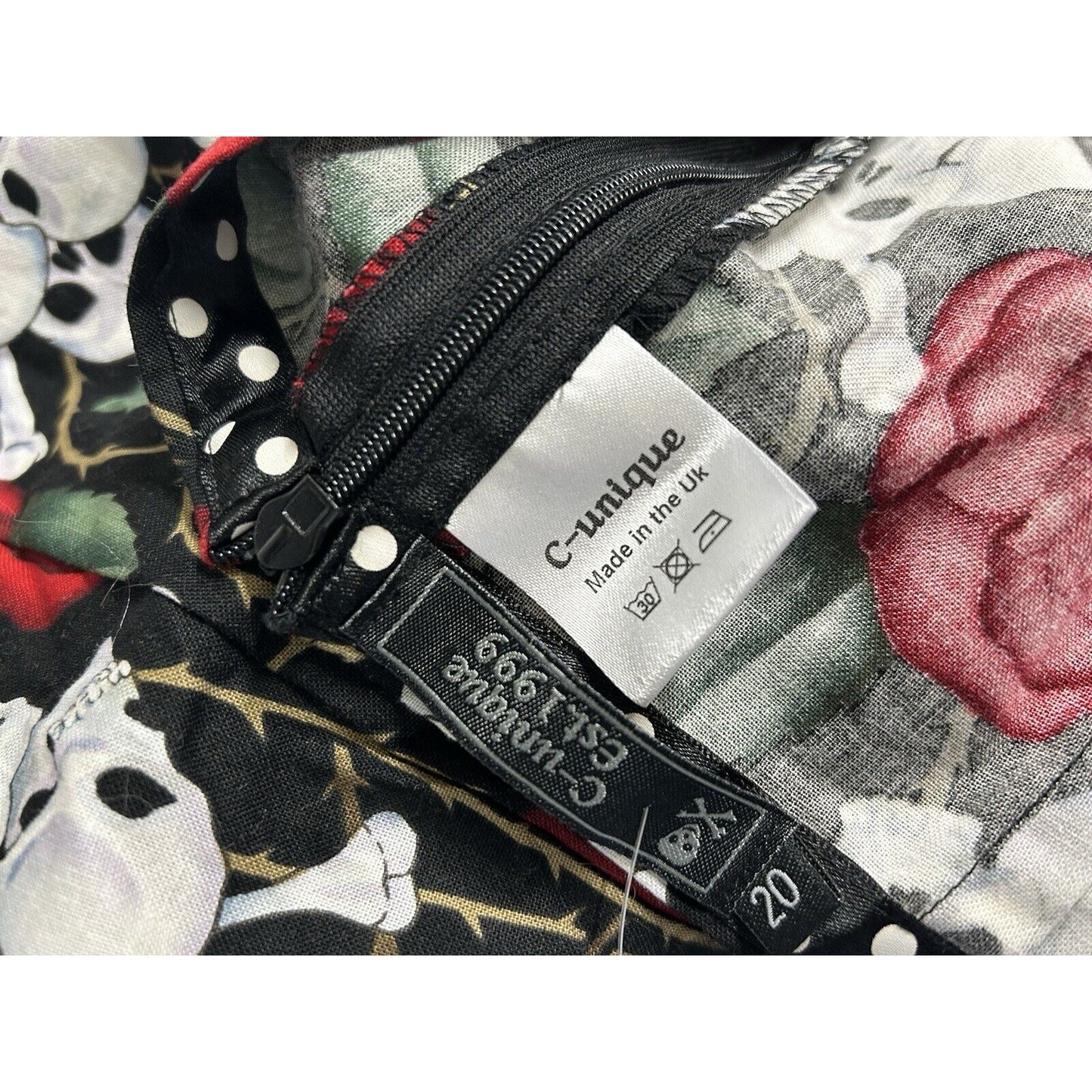 NWT C-Unique Black White Red Skull Rose Back Zip Unlined Skirt Women’s Size 20