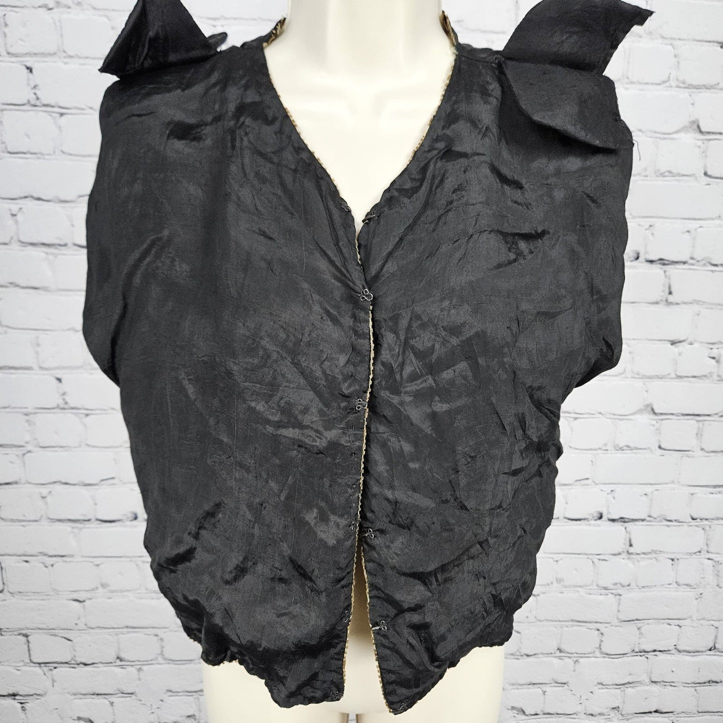 VTG Tina Black 100% Silk Sequin Gold Trim Short Sleeve Hook & Eye Jacket Medium