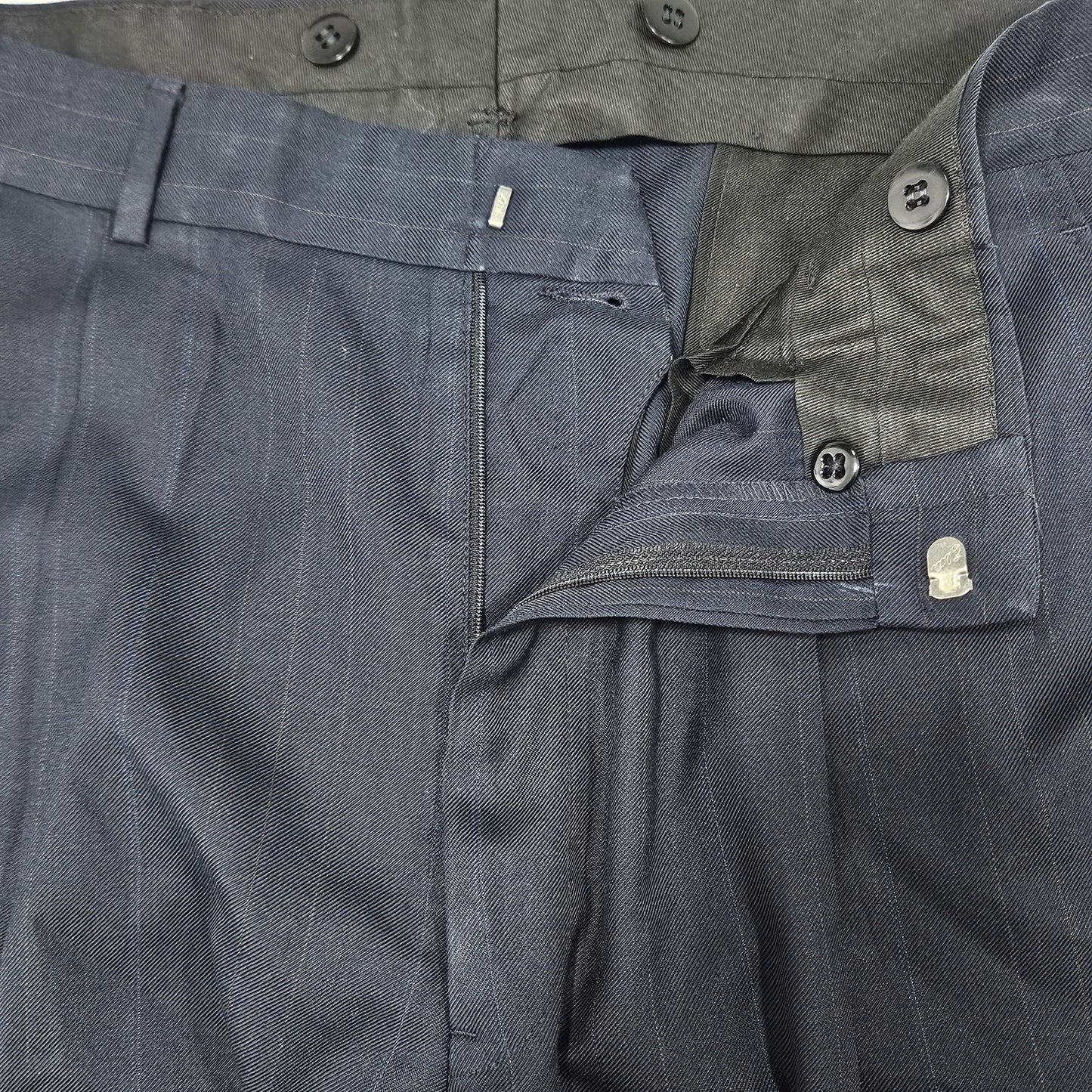 VTG Colours By Alexander Julian Navy Pinstriped Suit 2 Button Notch USA 40 33x32